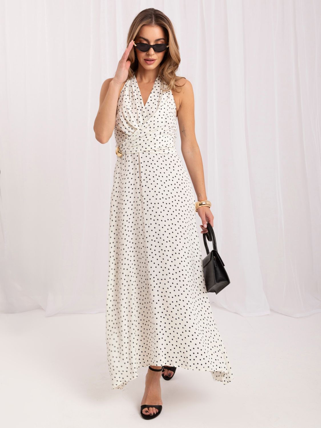 Weißes Maxi-Kleid mit blauen Punkten und Bindegürtel