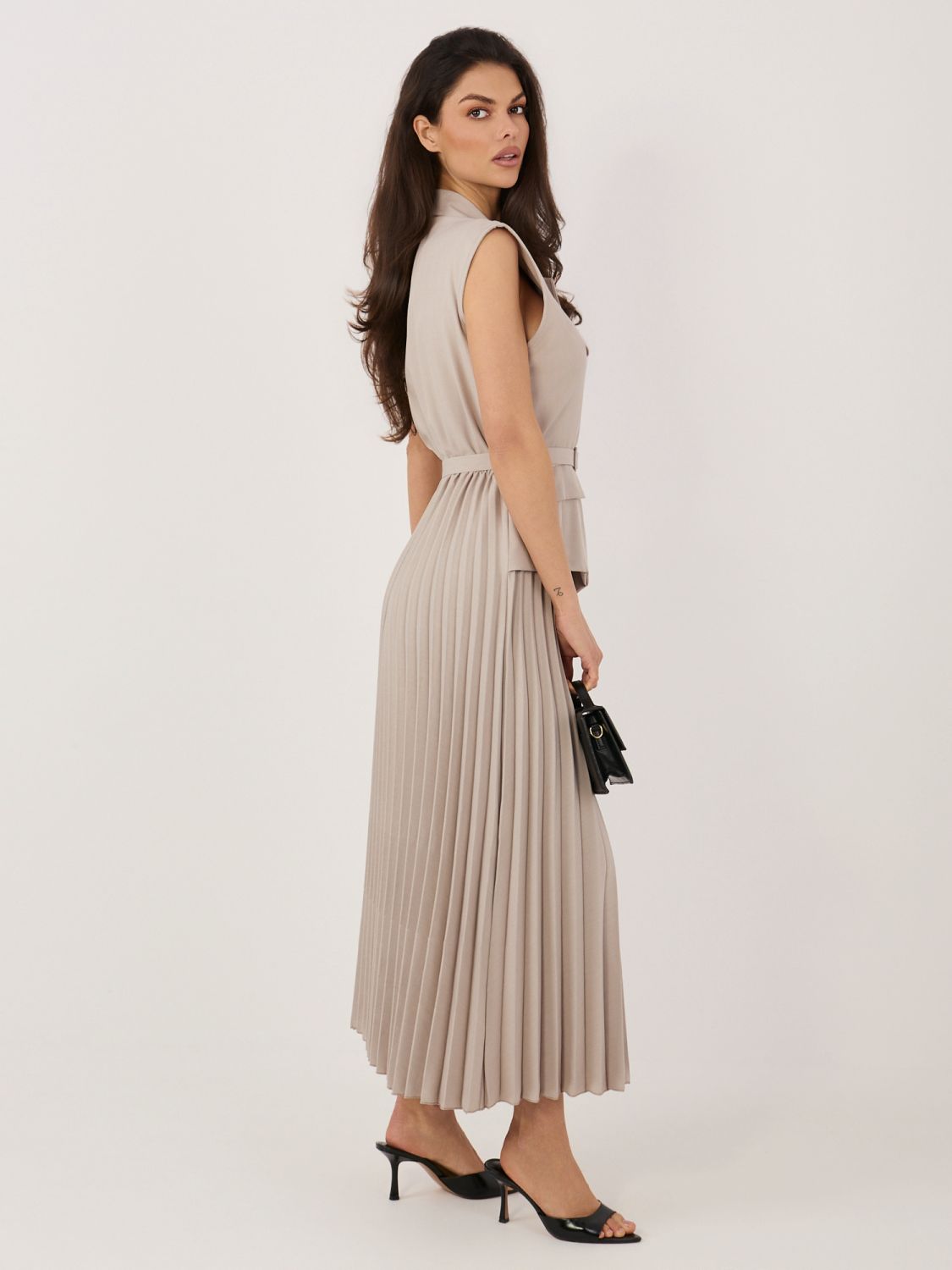 Elegantes beigefarbenes Midi-Kleid mit Gürtel und Pailletten