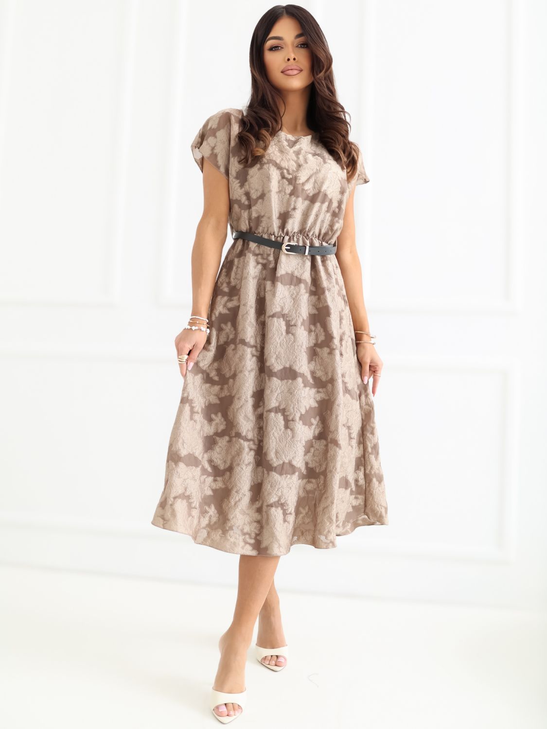 Elegantes beigefarbenes Midi-Kleid mit Gürtel