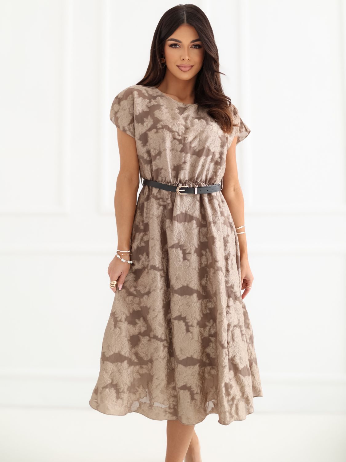 Elegantes beigefarbenes Midi-Kleid mit Gürtel