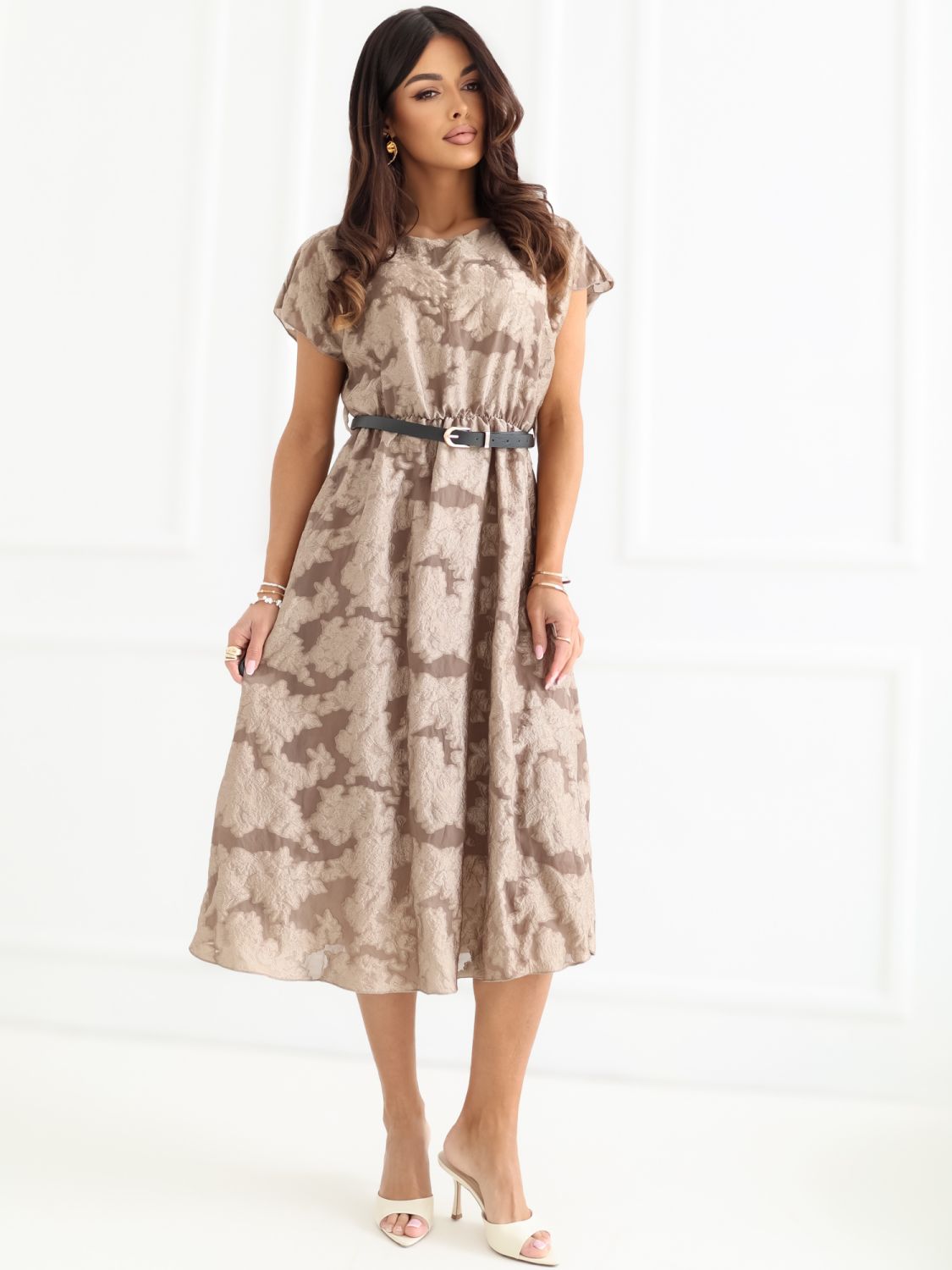 Elegantes beigefarbenes Midi-Kleid mit Gürtel