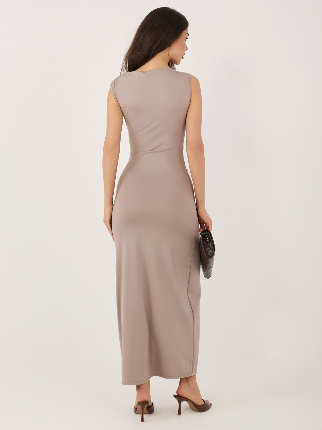 Elegantes beigefarbenes Midi-Kleid mit Wasserfallausschnitt