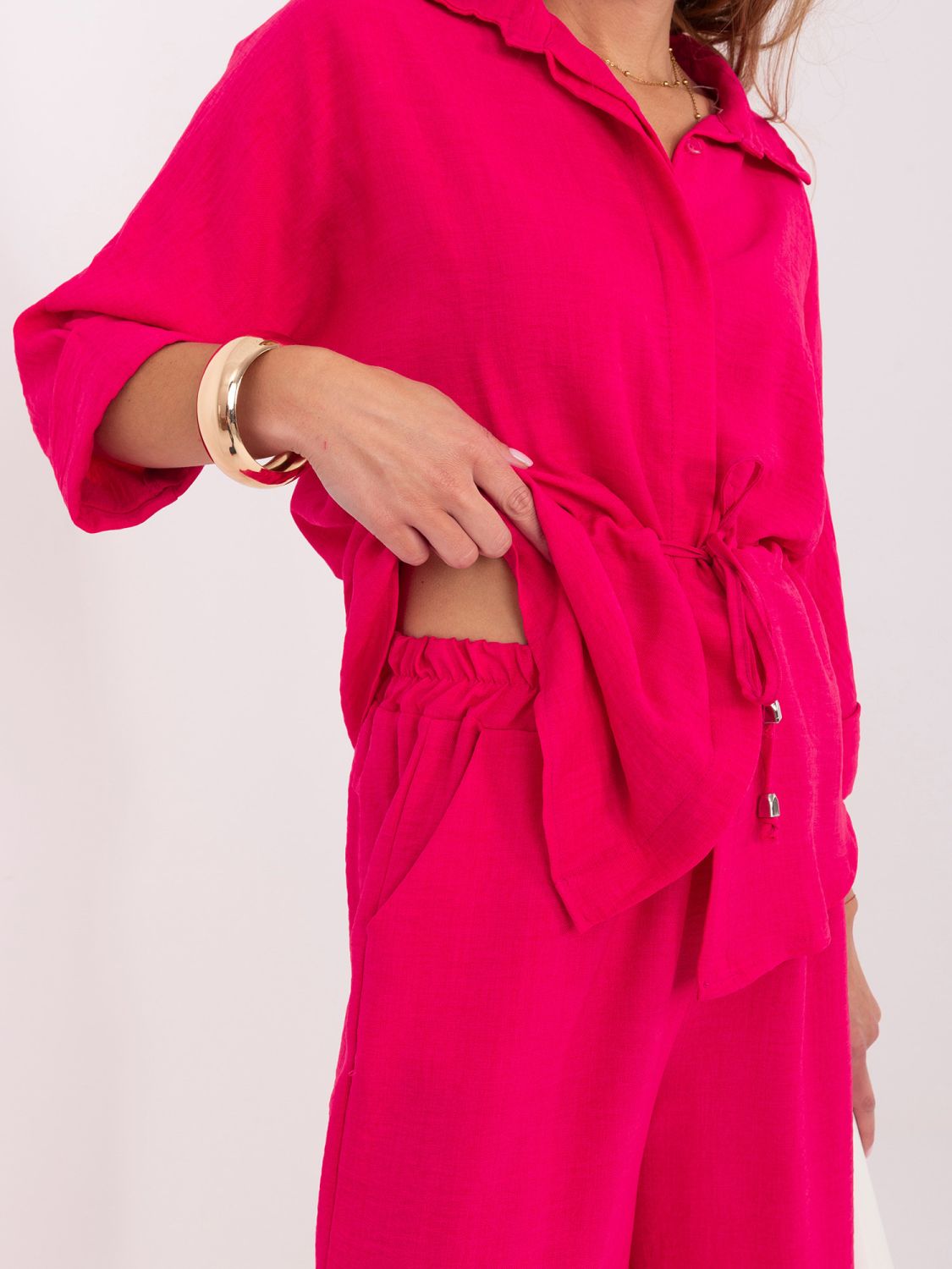 Elegantes rosafarbenes Set mit Hemd und weiter Hose