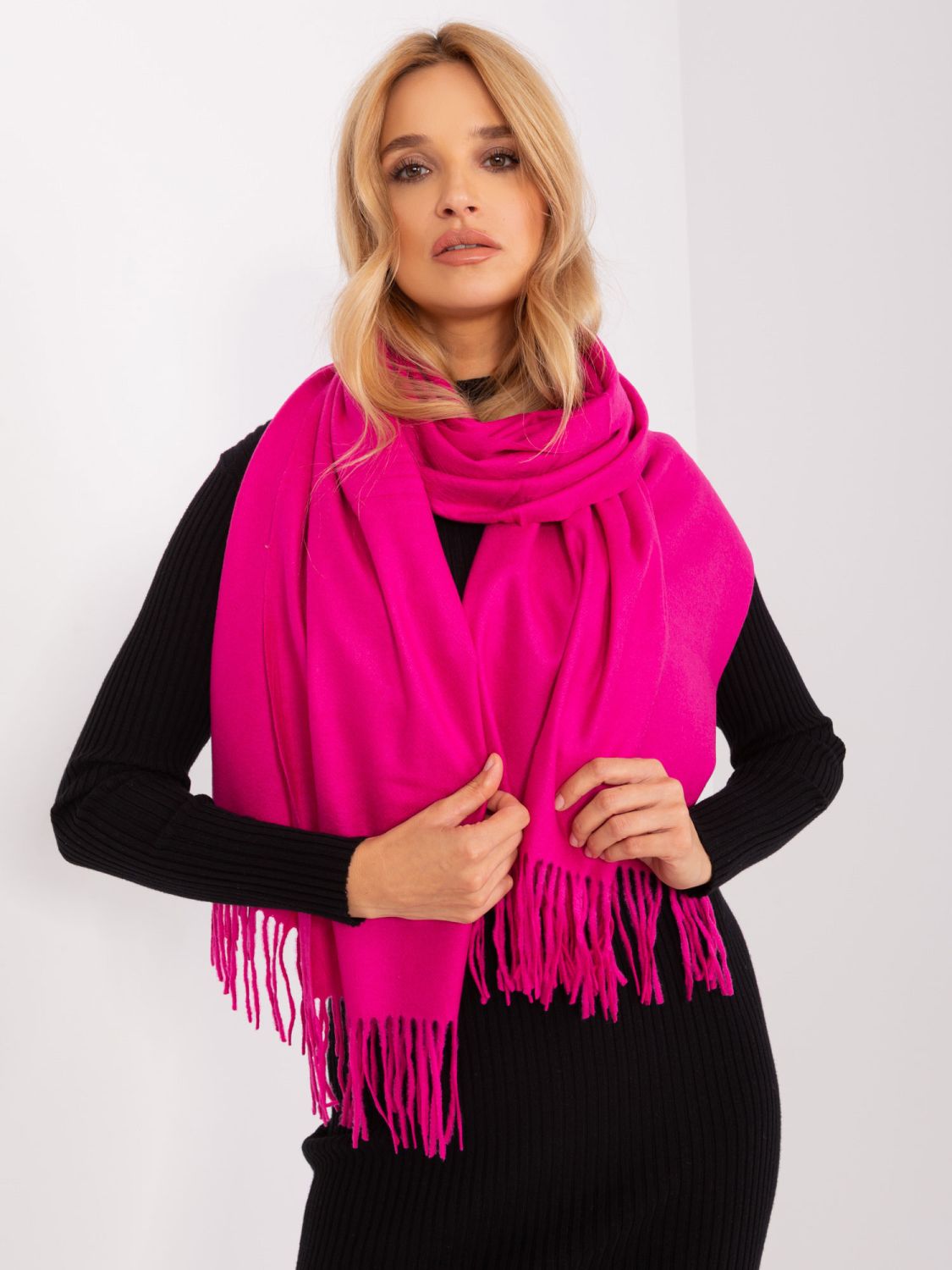 Glatte fuchsia Schal aus weichem Strick
