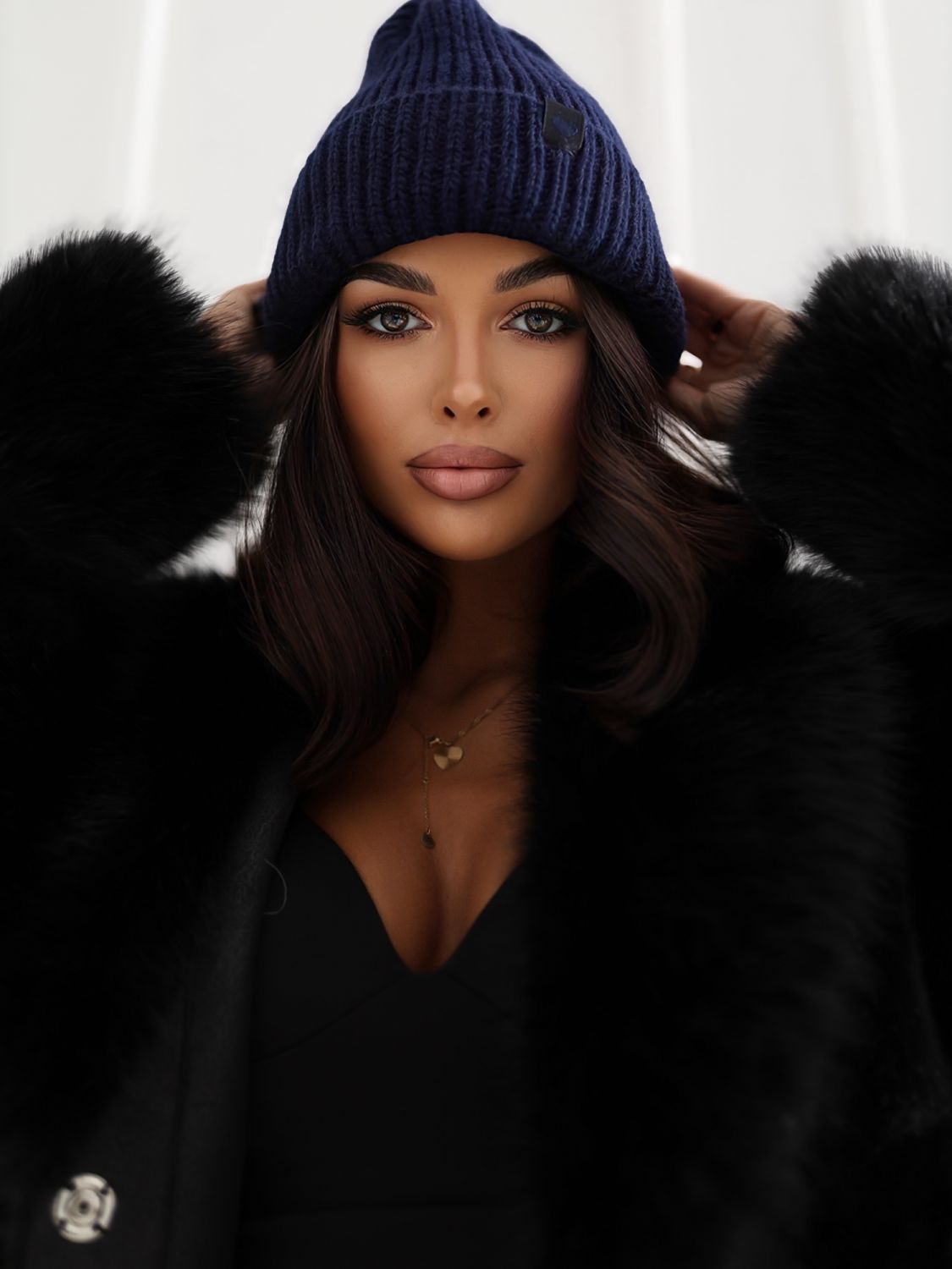 Dunkelblaue Wintermütze mit Applikation