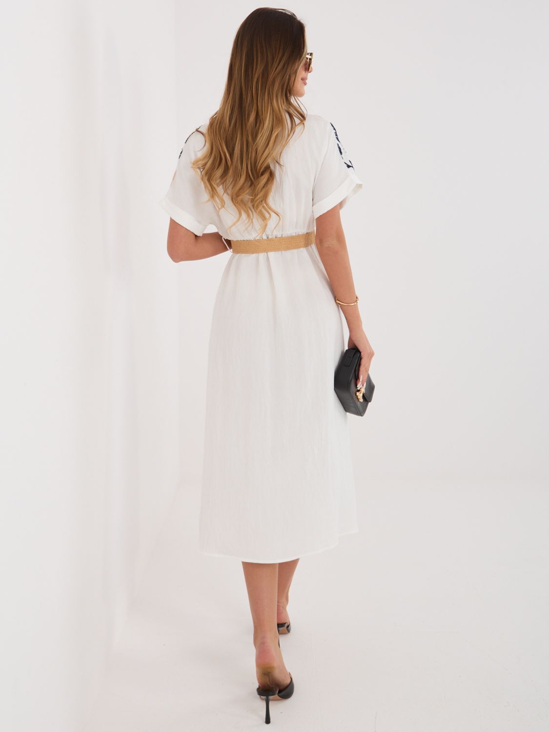 Weiß-blaues Hemdblusenkleid mit Stickerei und Gürtel, midi