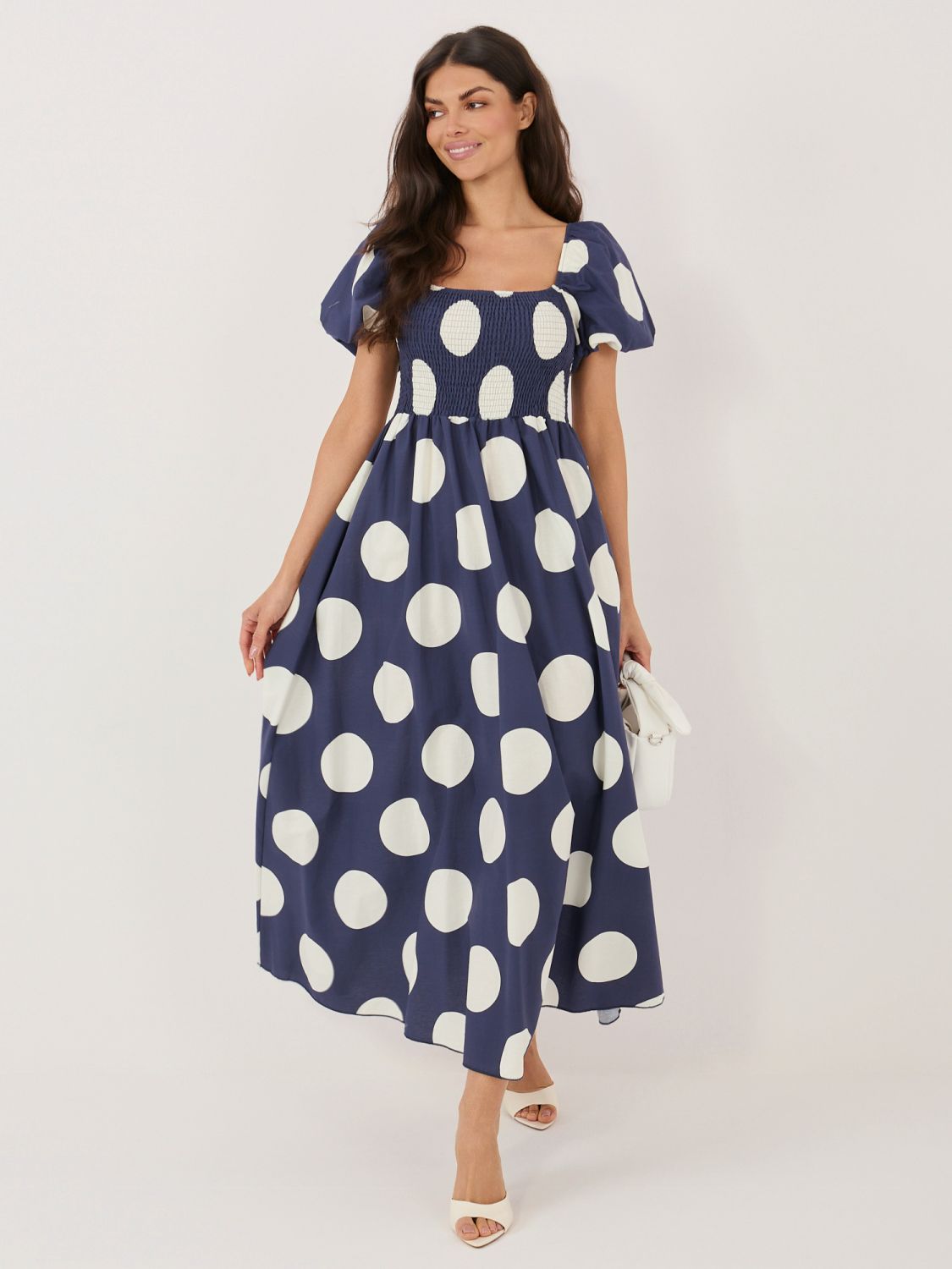 Maxikleid mit Punkten und Carmen-Ausschnitt, Navy