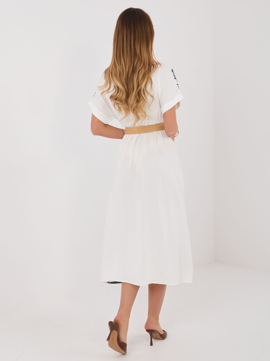 Weiß-blaues Hemdblusenkleid mit Stickerei und Gürtel, midi