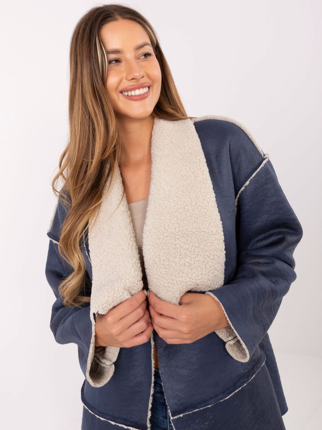 Moderne blaue Übergangsjacke