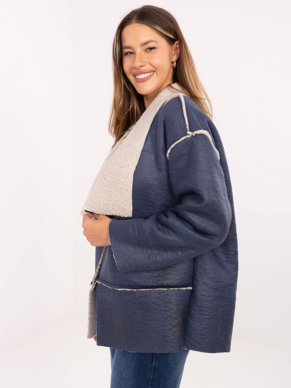 Moderne blaue Übergangsjacke