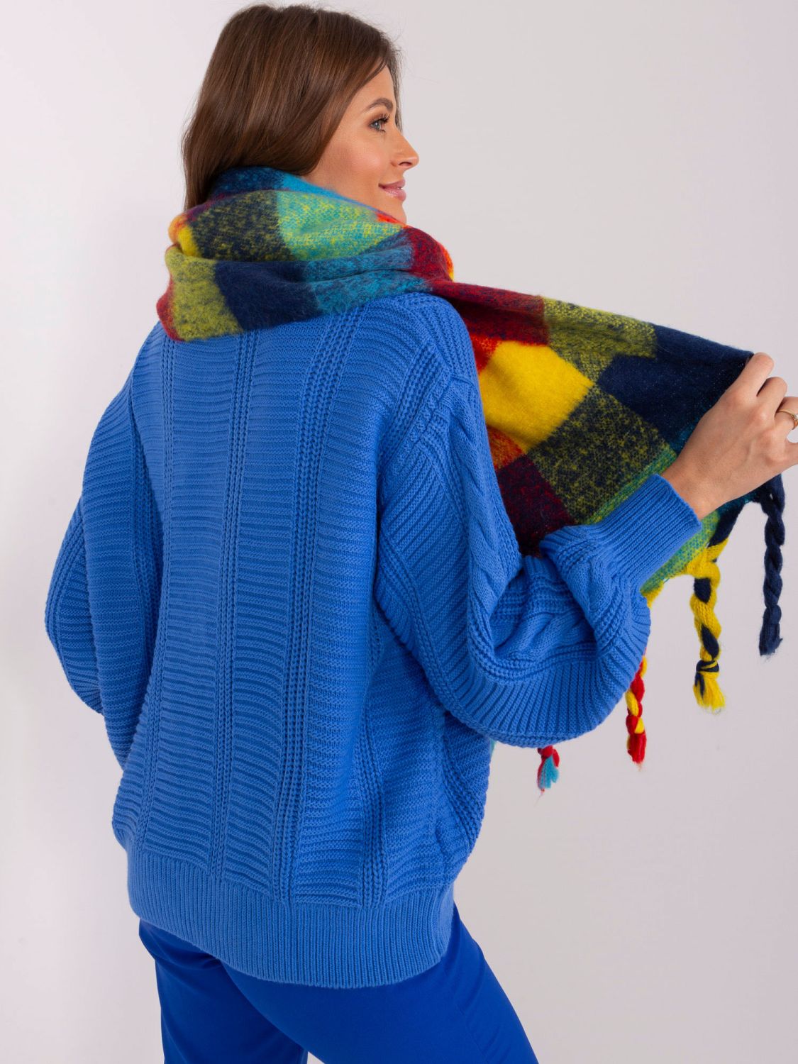 Eleganter blauer Schal mit Fransen