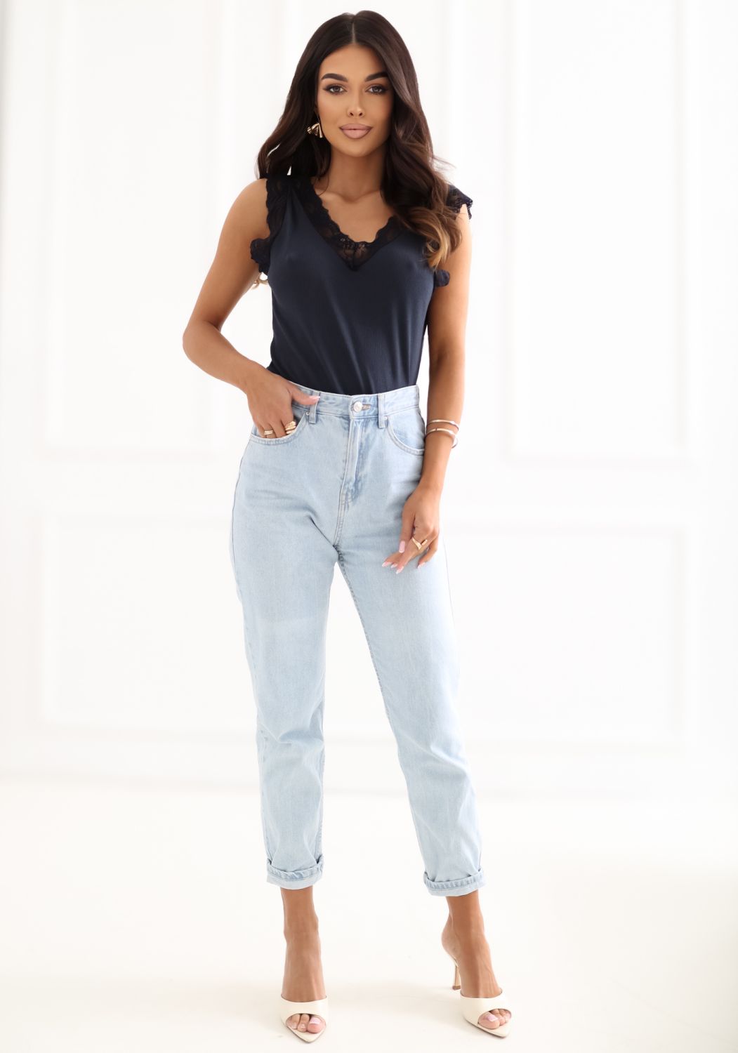 Blaues Ripp-Top mit Spitze und V-Ausschnitt