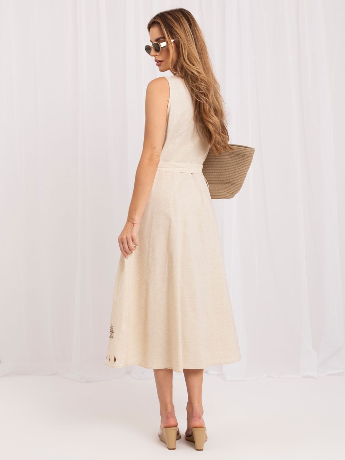 Beiges ausgestelltes Midi-Kleid mit Stickerei und Gürtel