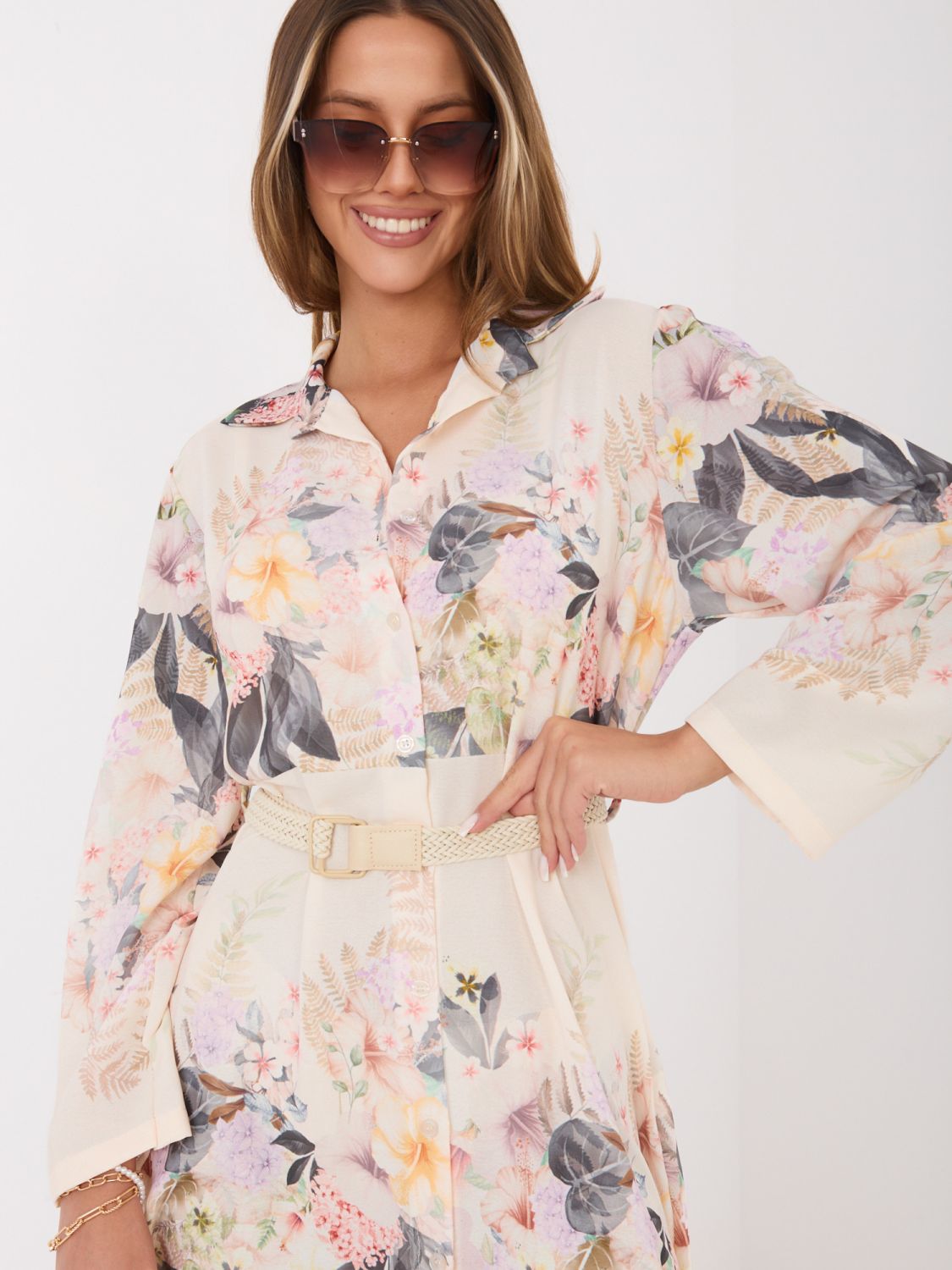 Beiges ausgestelltes Kleid mit Blumenmuster