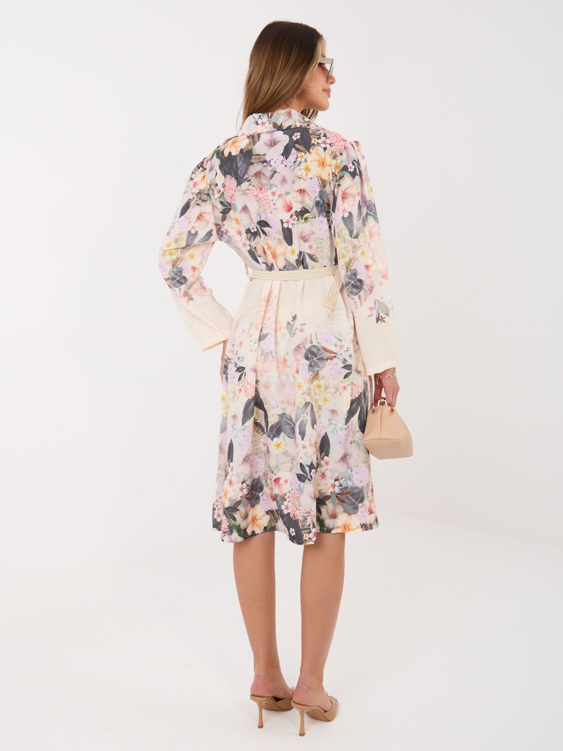Beiges ausgestelltes Kleid mit Blumenmuster