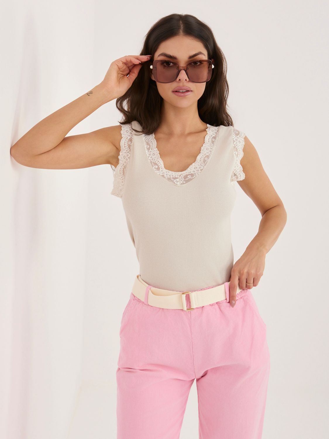 Beiges, geripptes Top mit Spitze und V-Ausschnitt