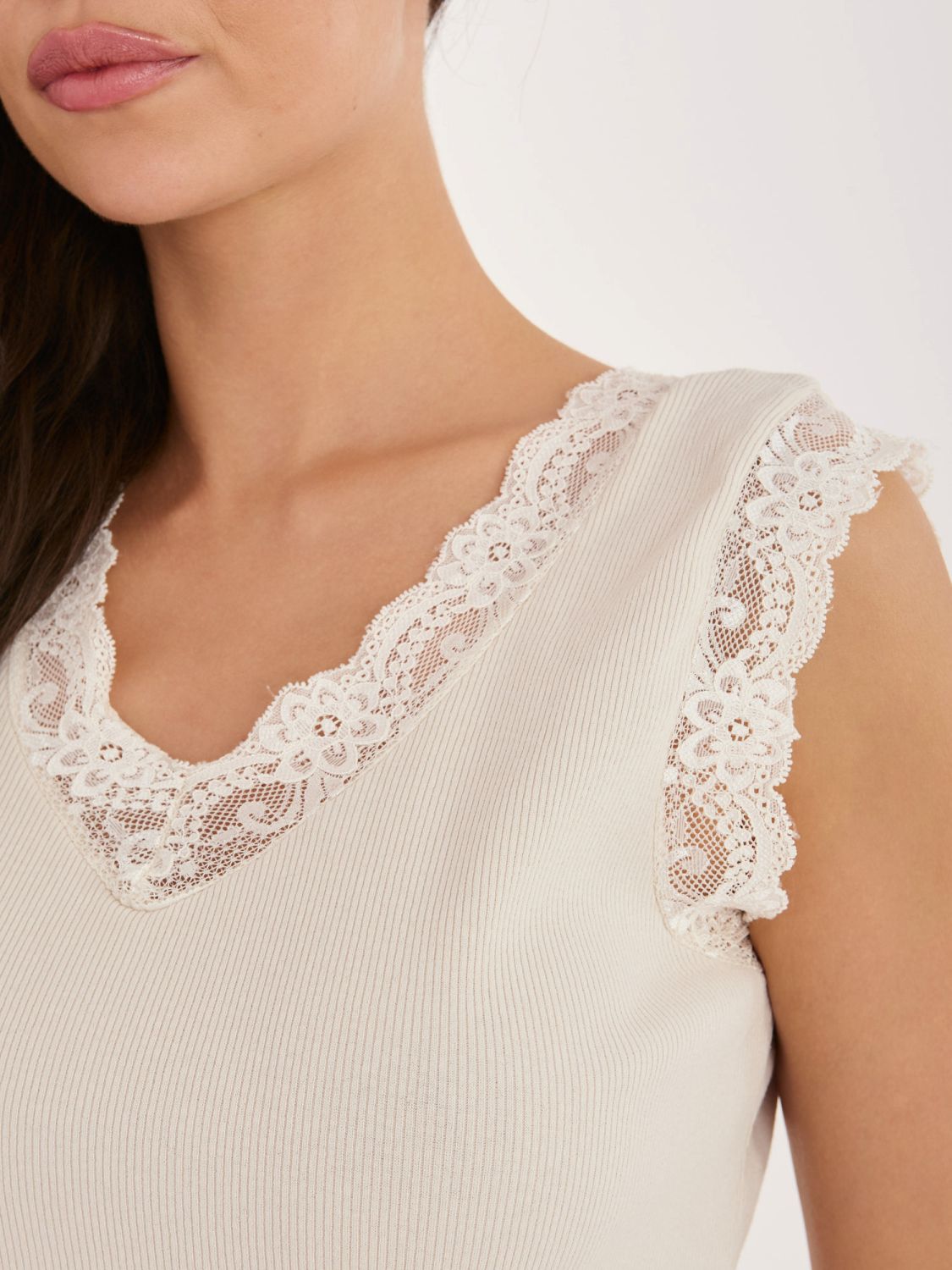 Beiges, geripptes Top mit Spitze und V-Ausschnitt