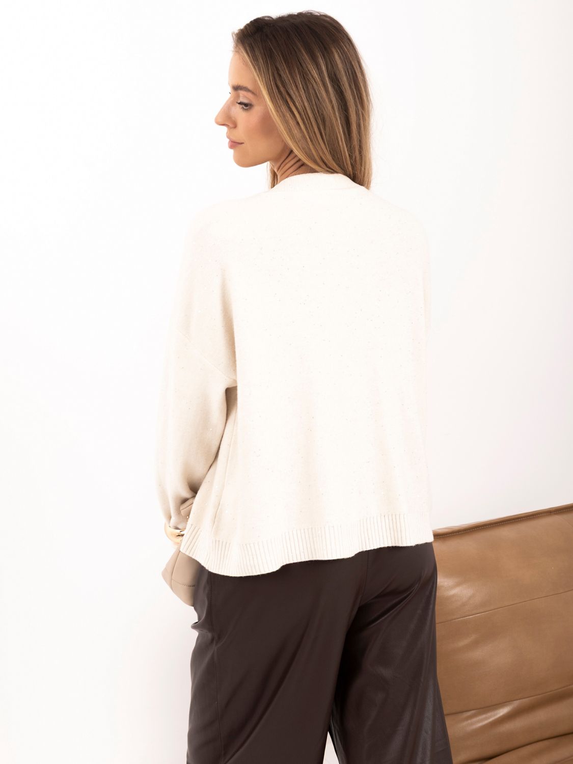 Eleganter beiger Pullover mit Pailletten und Knöpfen