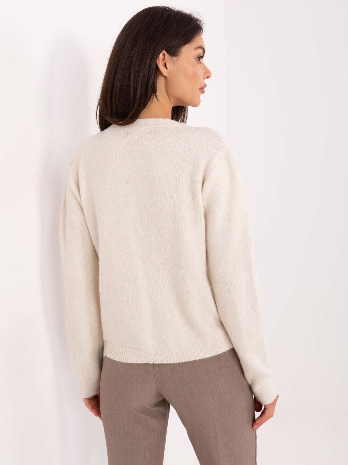 Eleganter beiger Pullover mit langen Ärmeln