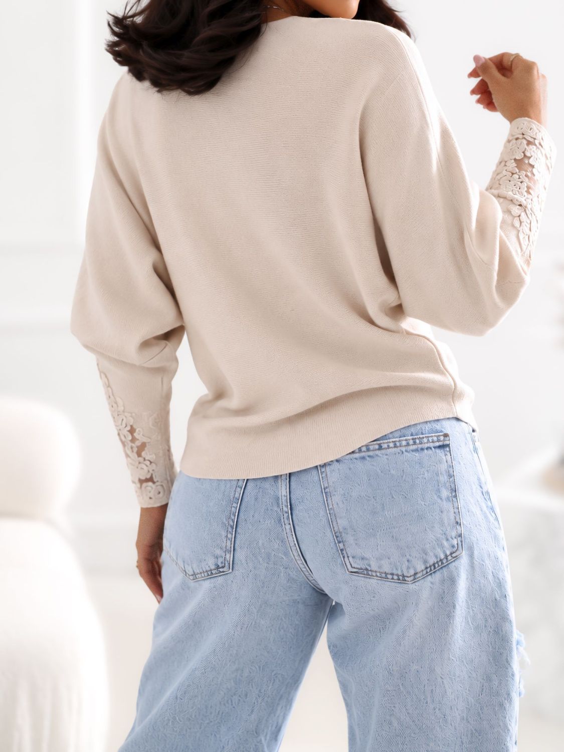 Eleganter beiger Pullover mit Spitze