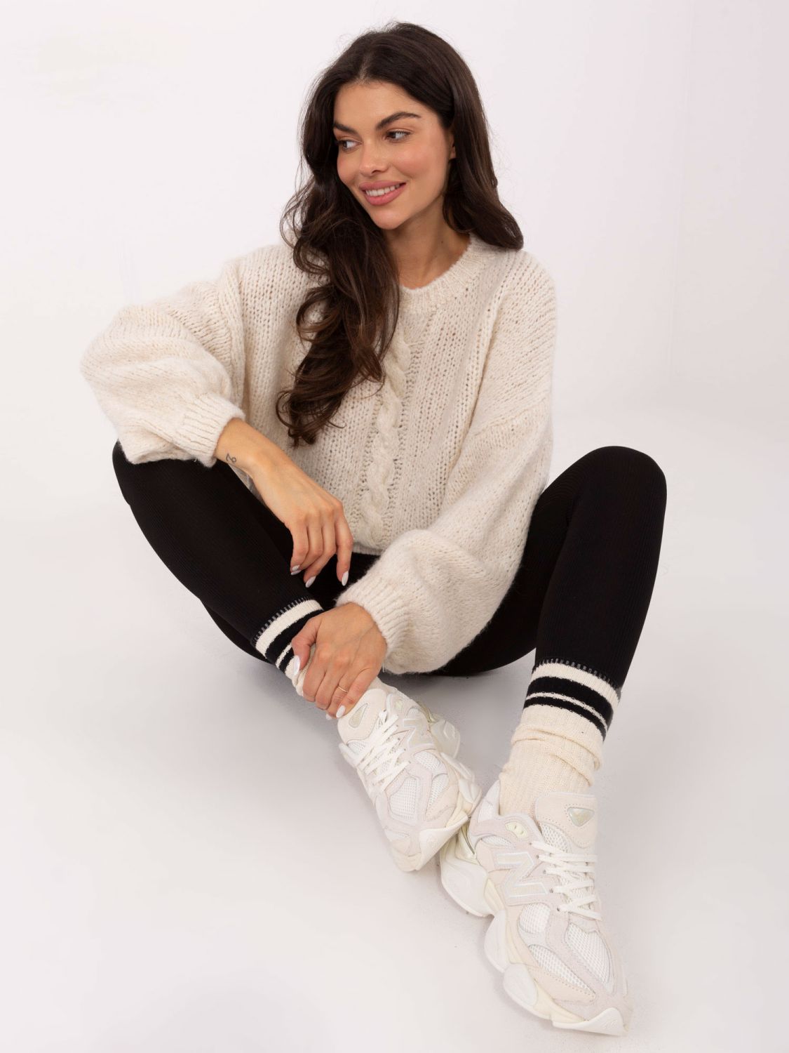 Beiger Pullover mit Rundhalsausschnitt und strukturierter Optik