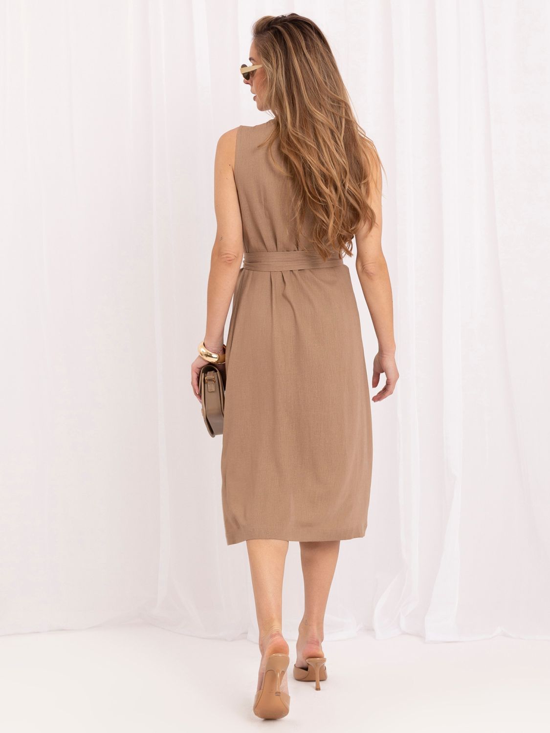 Beiges Midi-Kleid mit Gürtel und V-Ausschnitt