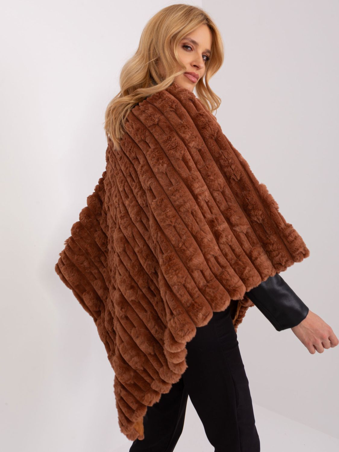 Stilvolles beiges Poncho mit Futter