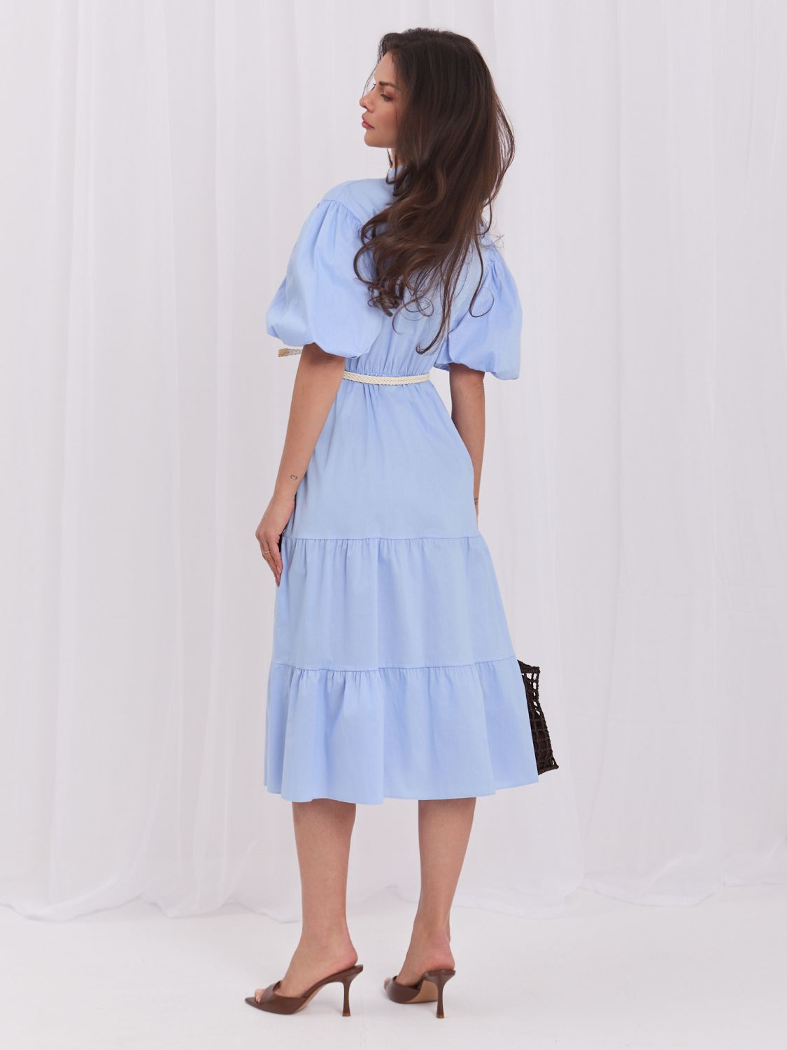 Hellblaues ausgestelltes Midi-Kleid mit Gürtel und Volant