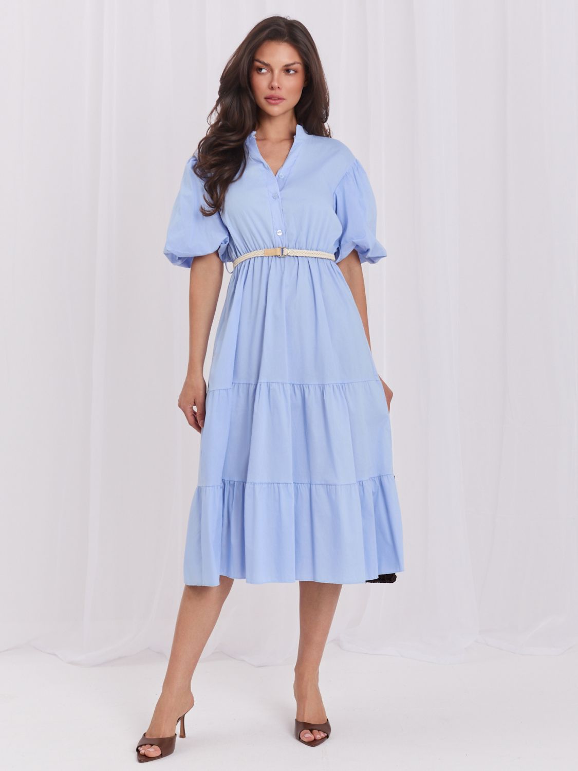 Hellblaues ausgestelltes Midi-Kleid mit Gürtel und Volant
