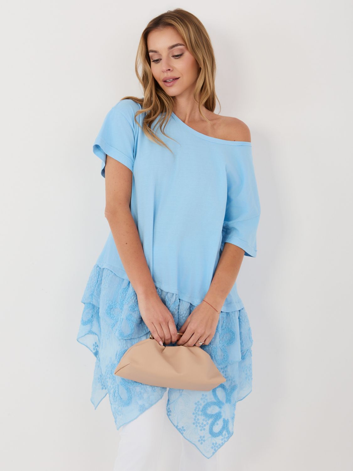 Hellblaue Baumwollbluse mit Volant und Stickerei