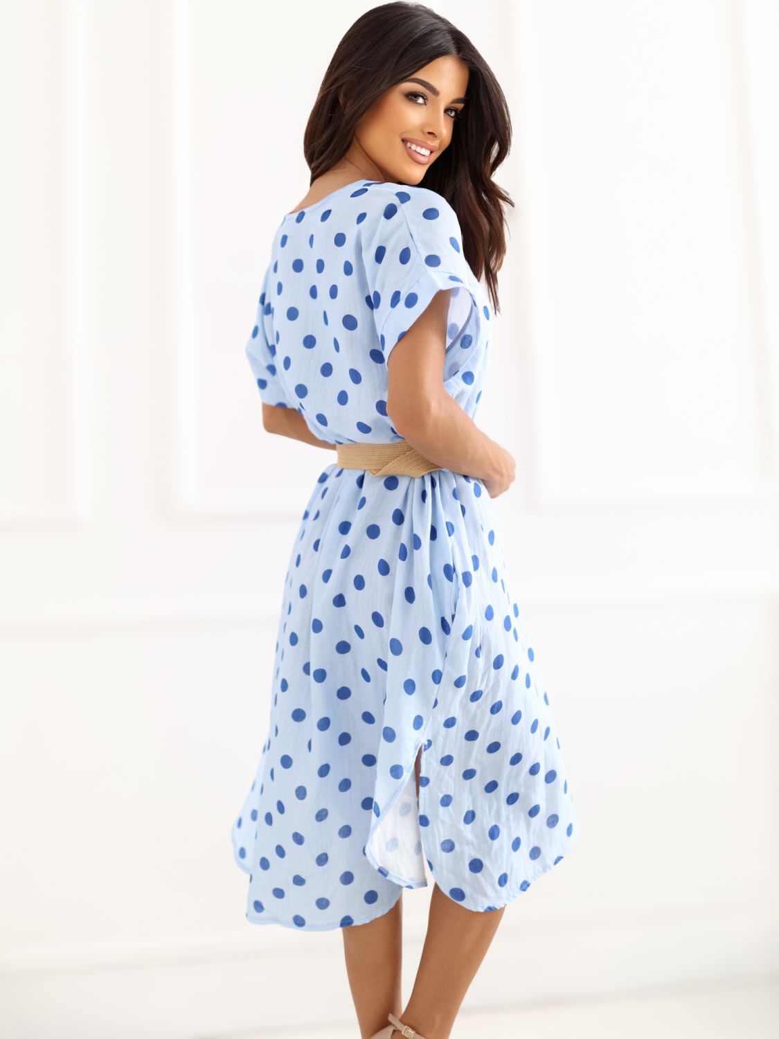 Hellblaues gepunktetes Midi-Kleid mit Gürtel