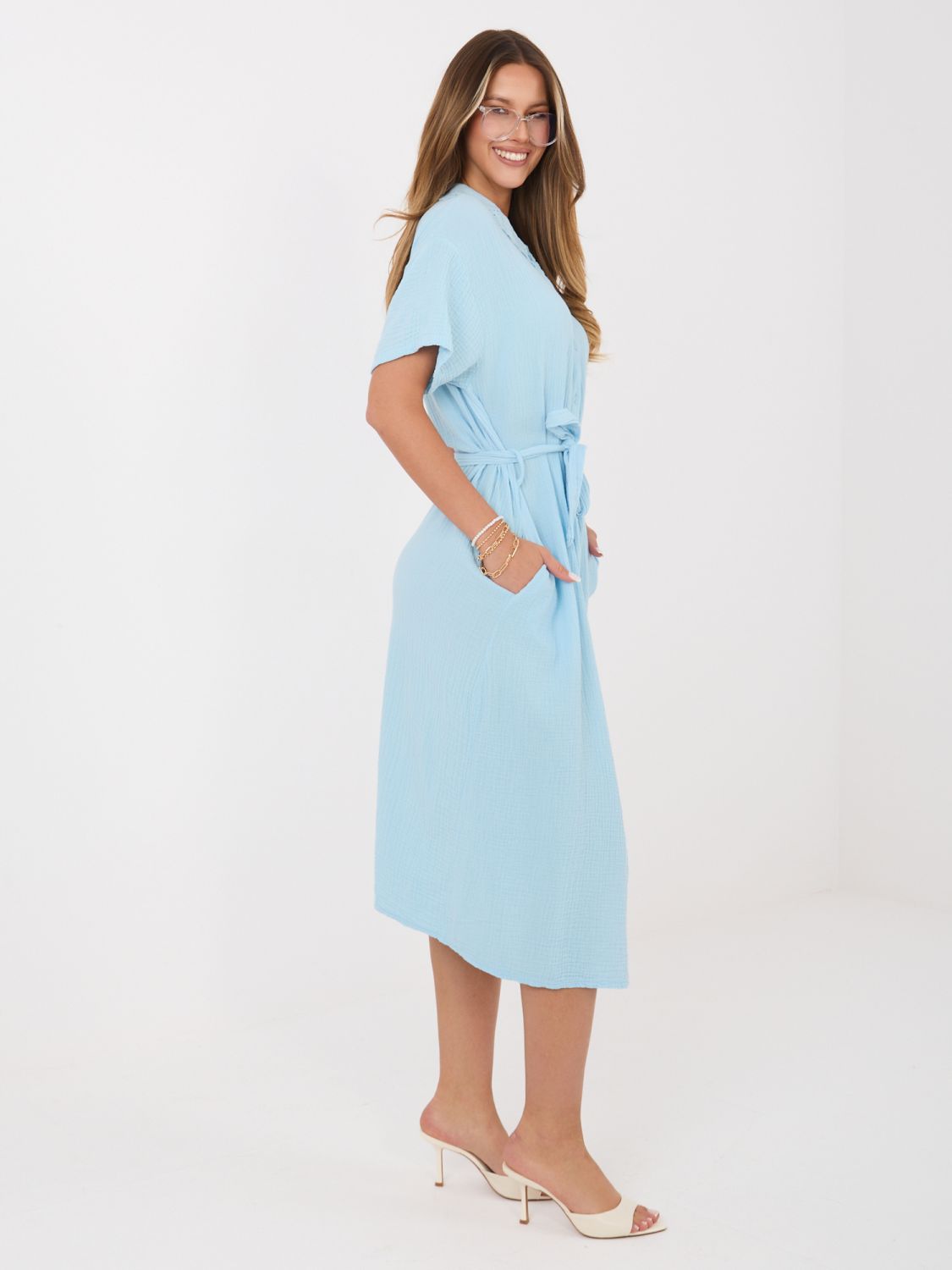 Hellblaues ausgestelltes Midi-Kleid mit Gürtel