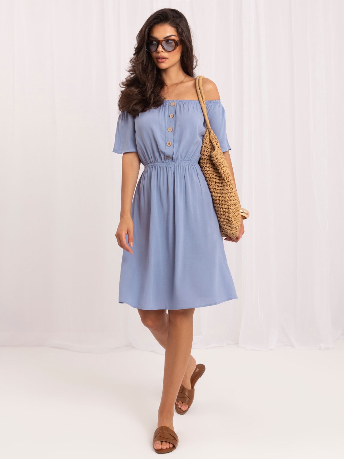 Hellblaues ausgestelltes Sommerkleid mit kurzen Ärmeln und Knöpfen