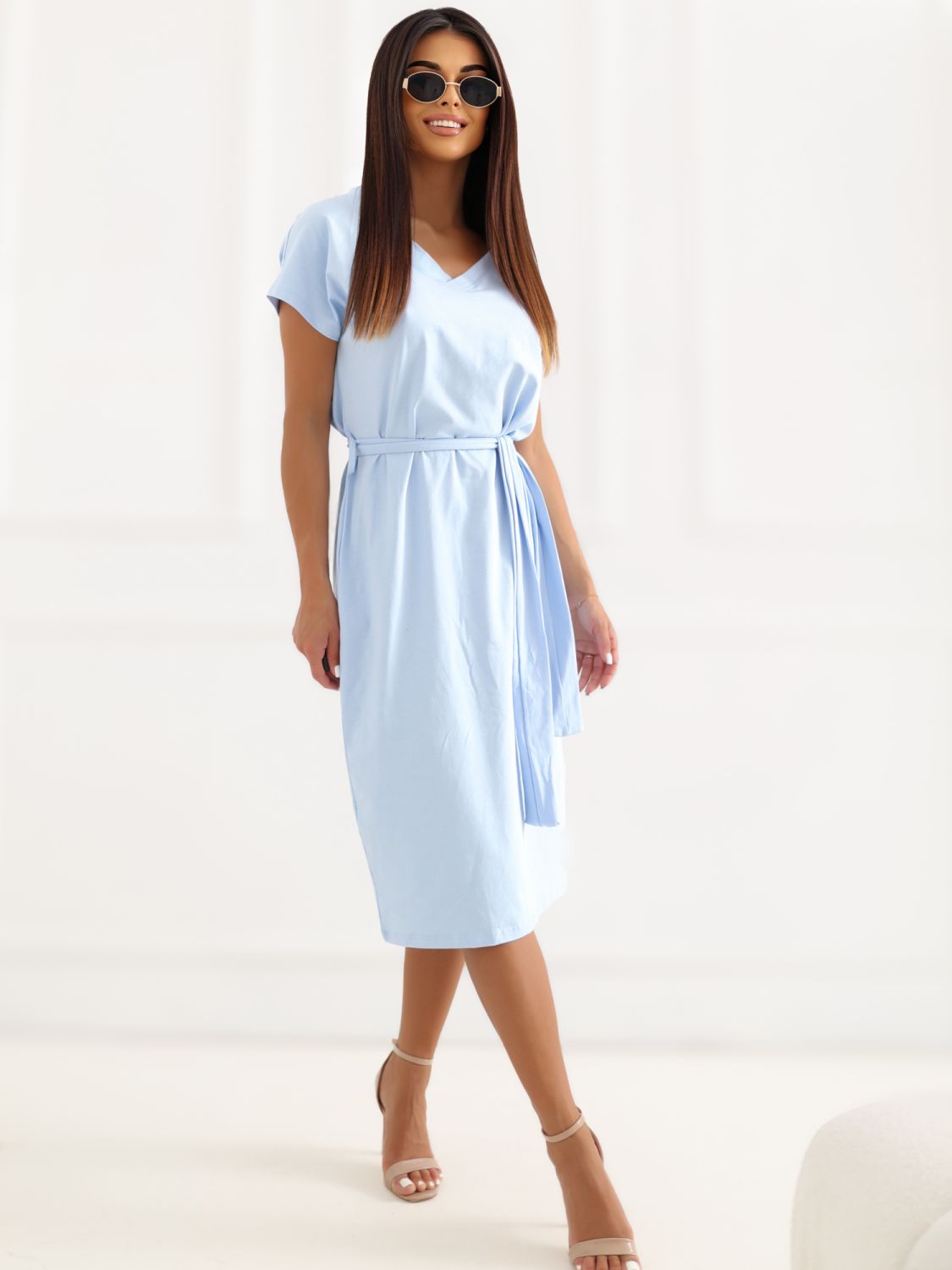 Hellblaues Midi-Kleid mit Gürtel