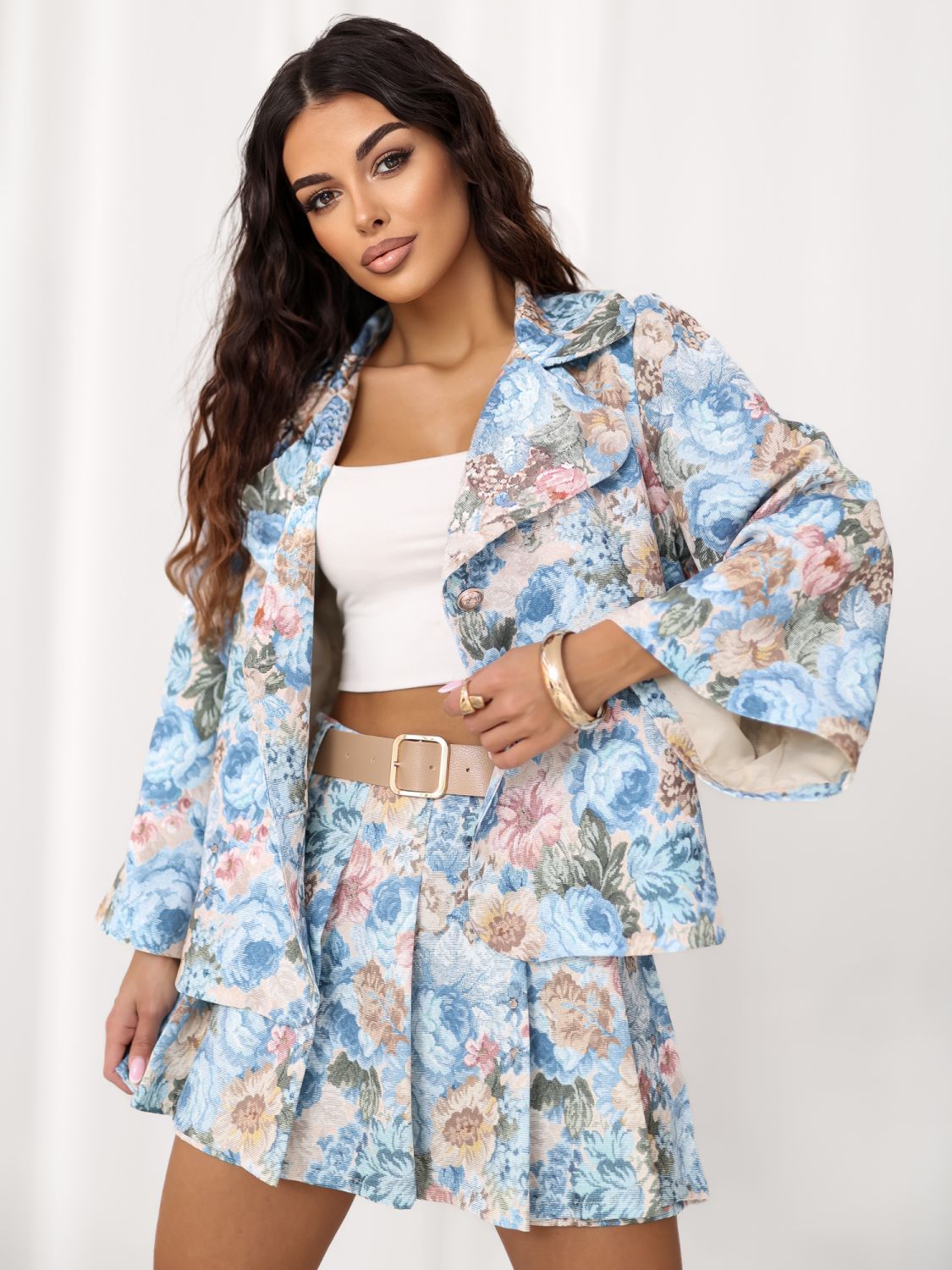 Blaue Shorts mit Blumenmuster und Gürtel