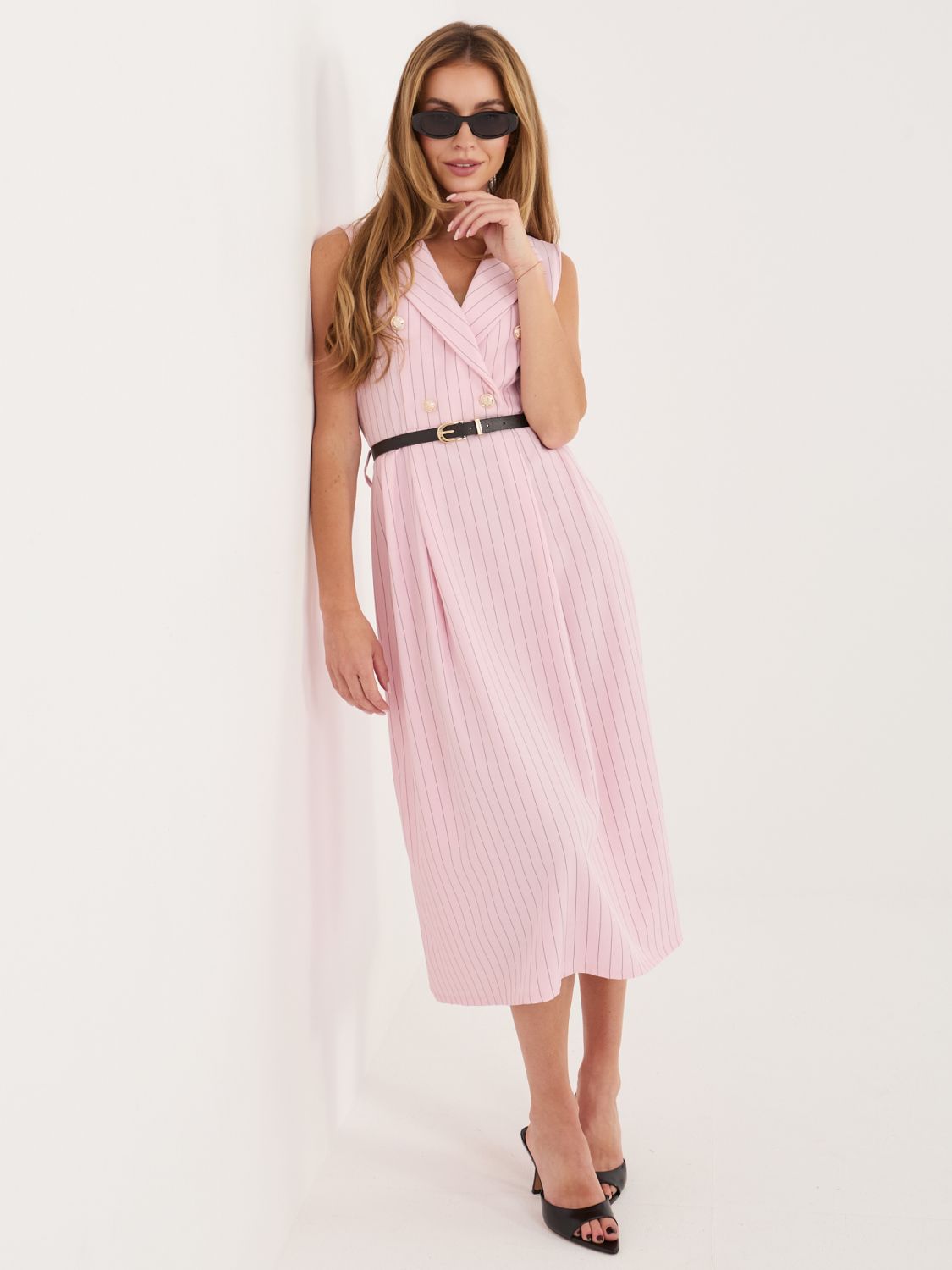 Elegantes rosafarbenes Midi-Kleid mit Gürtel und Kragen