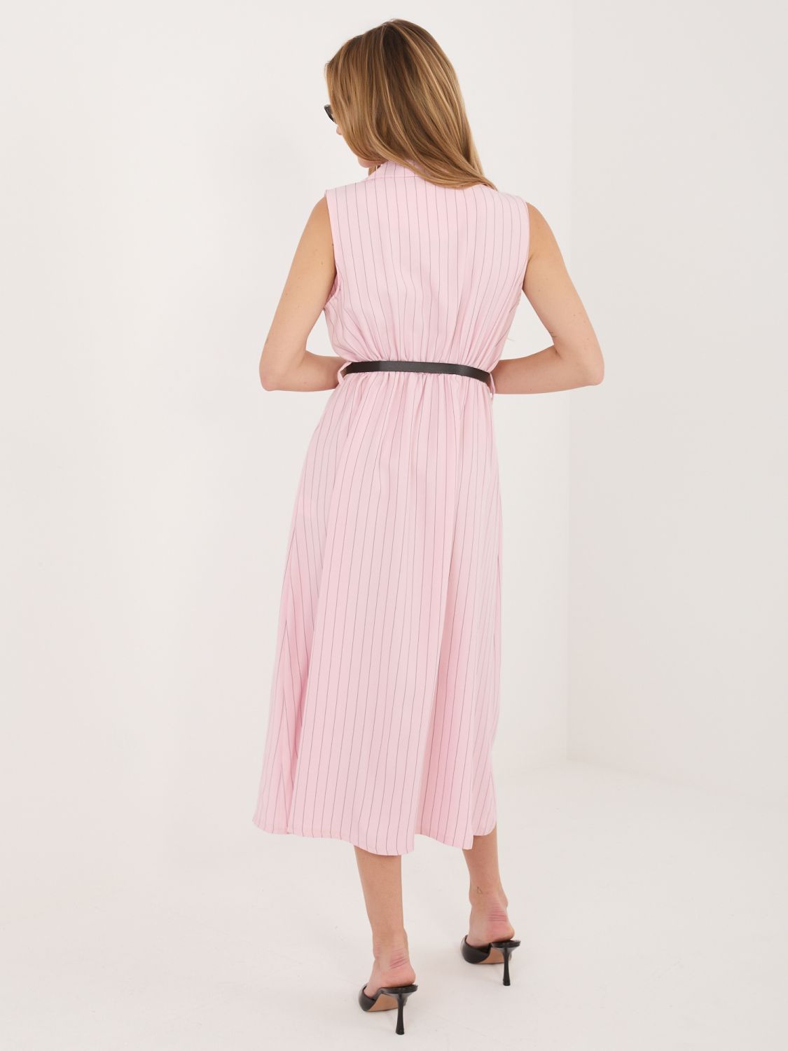 Elegantes rosafarbenes Midi-Kleid mit Gürtel und Kragen