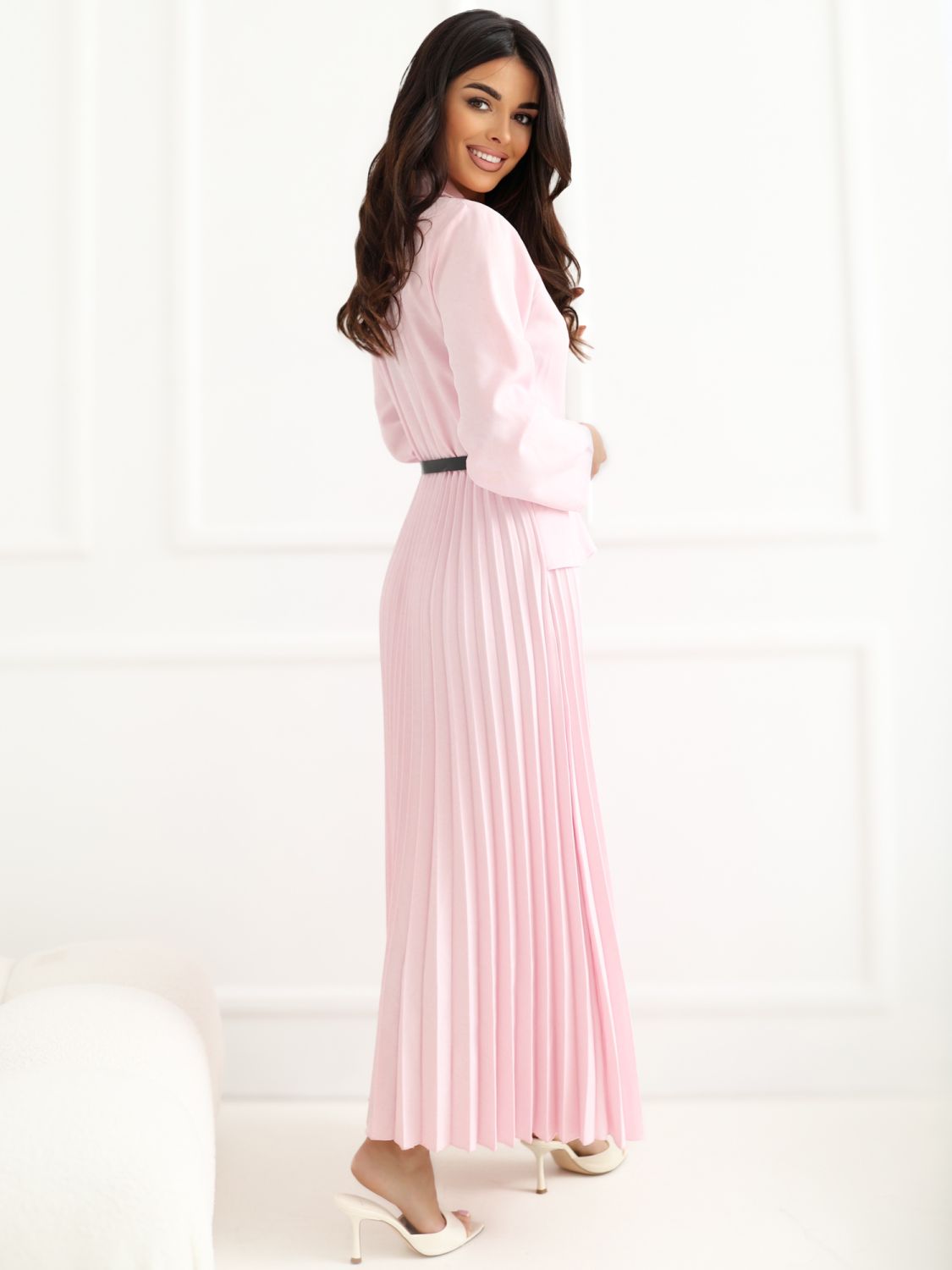 Elegantes ausgestelltes Midi-Kleid mit Gürtel und Kragen, rosa
