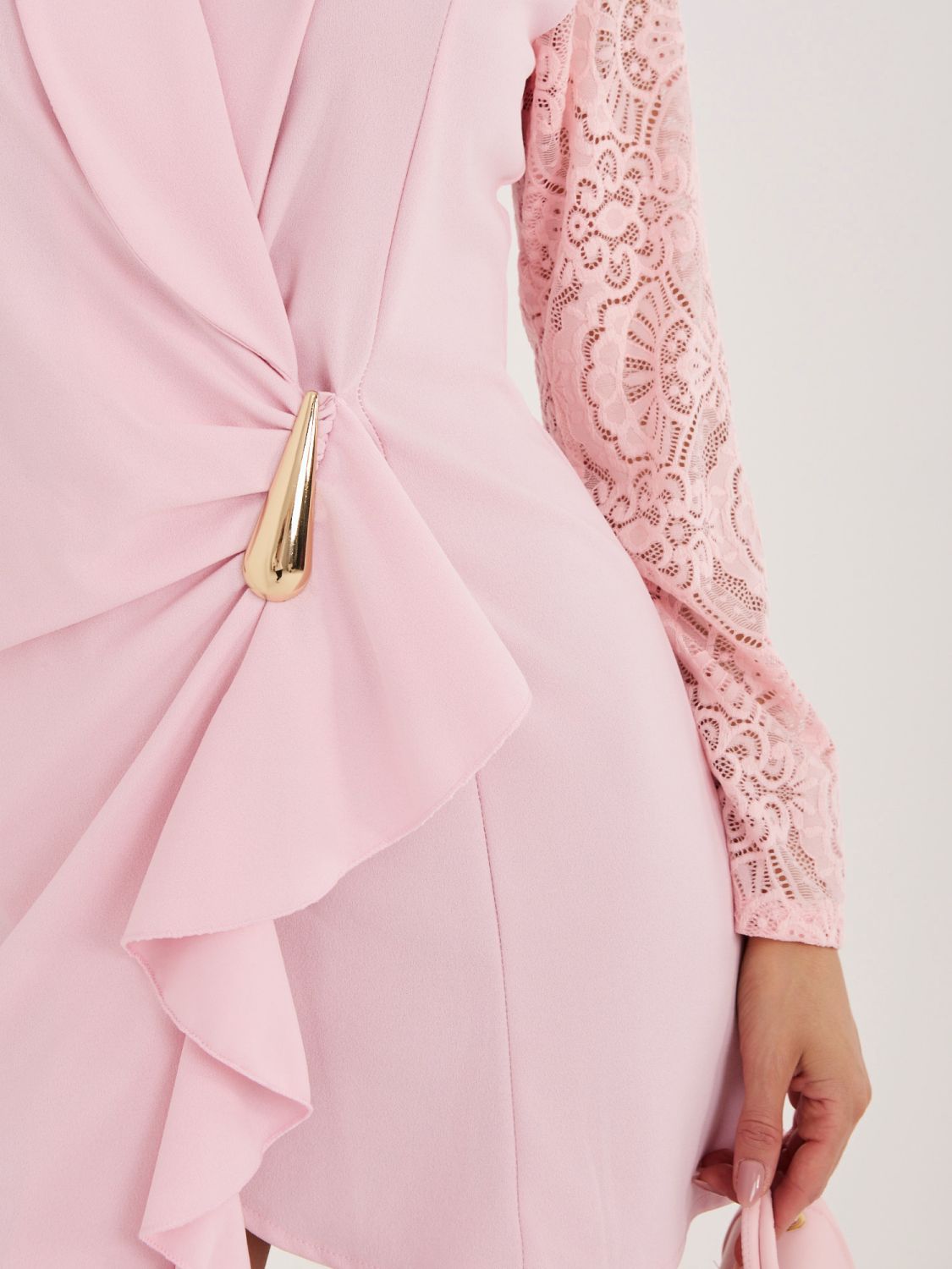 Elegantes Mini-Kleid in Hellrosa mit Spitze und Volant