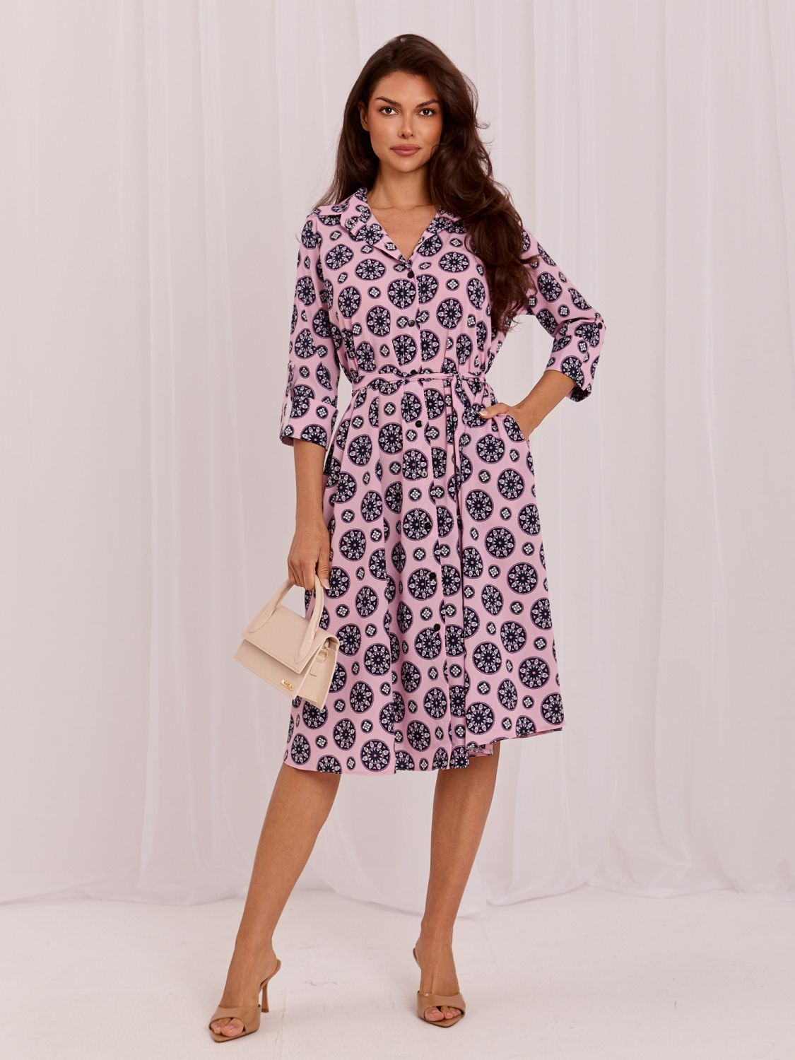 Hellrosa ausgestelltes Midi-Kleid mit Gürtel