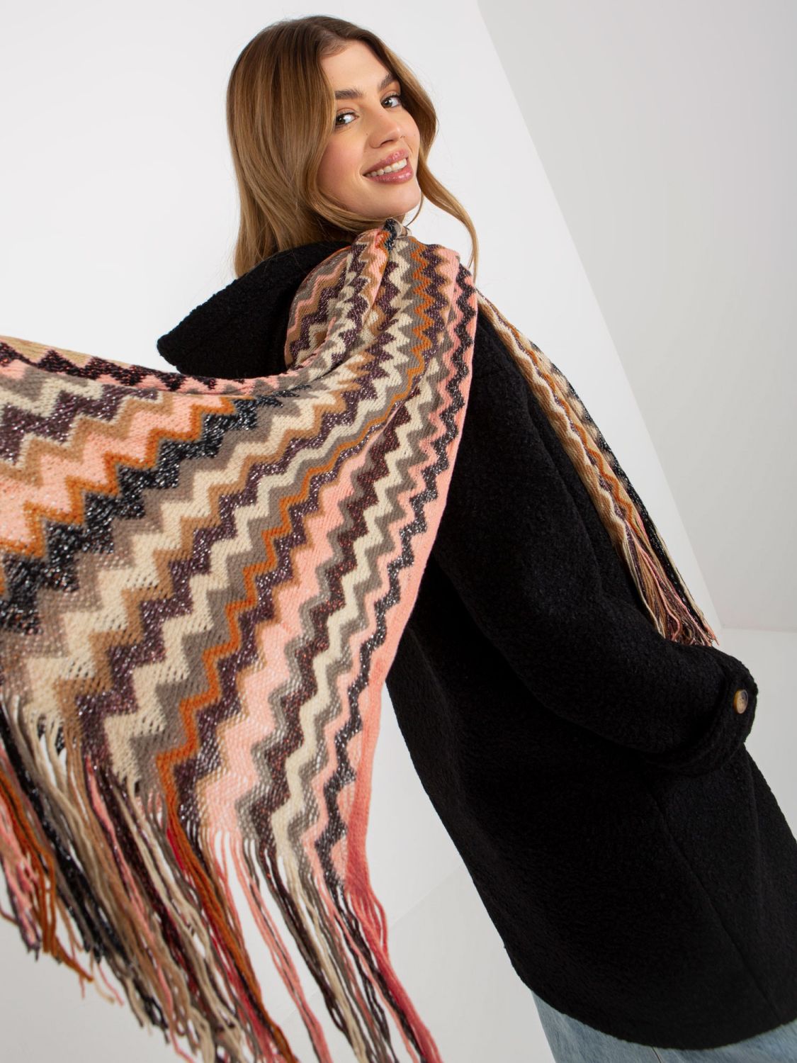 Heller rosa gemusterter Schal mit glänzendem Faden