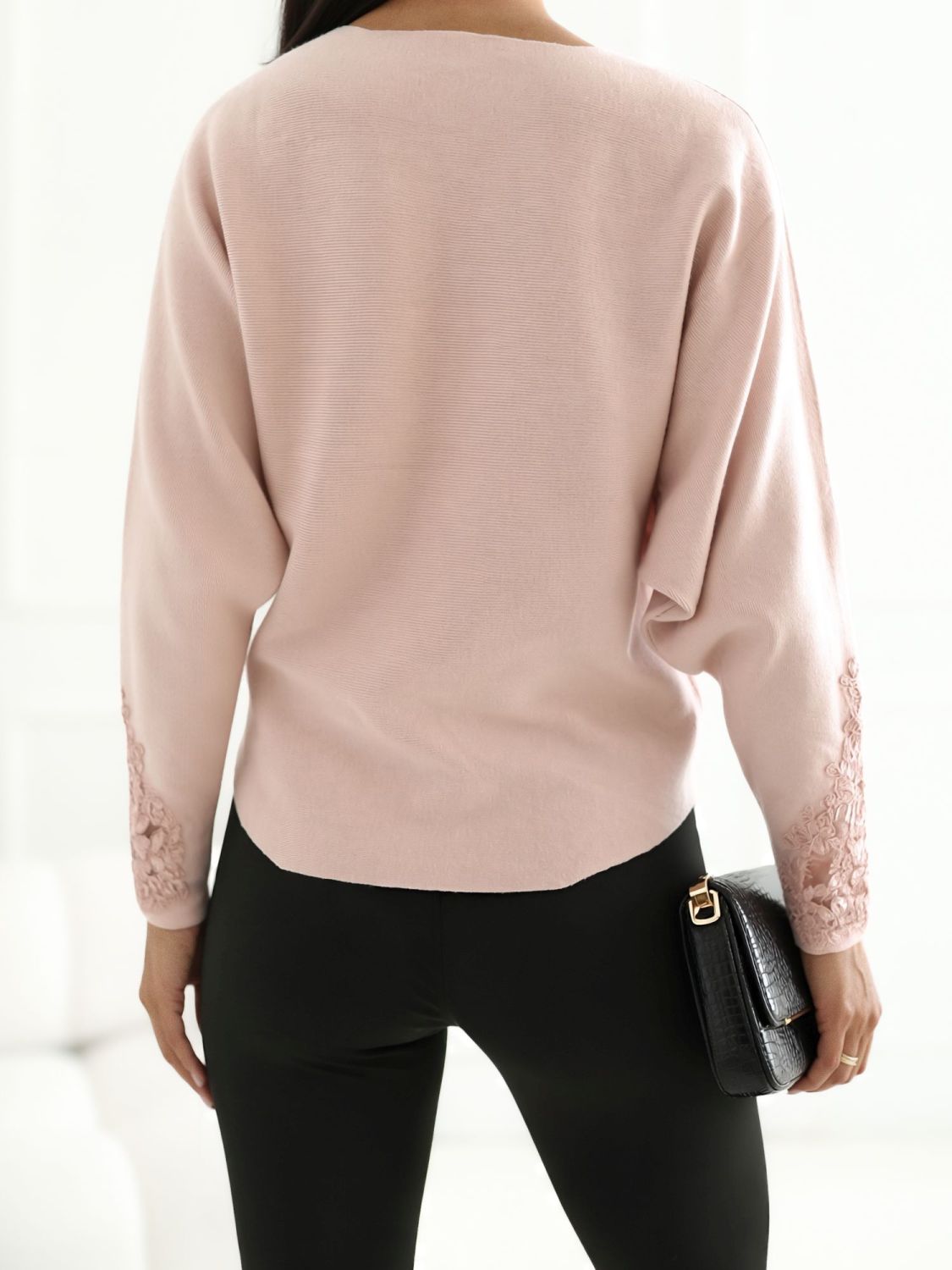 Eleganter hellrosa Pullover mit Spitze