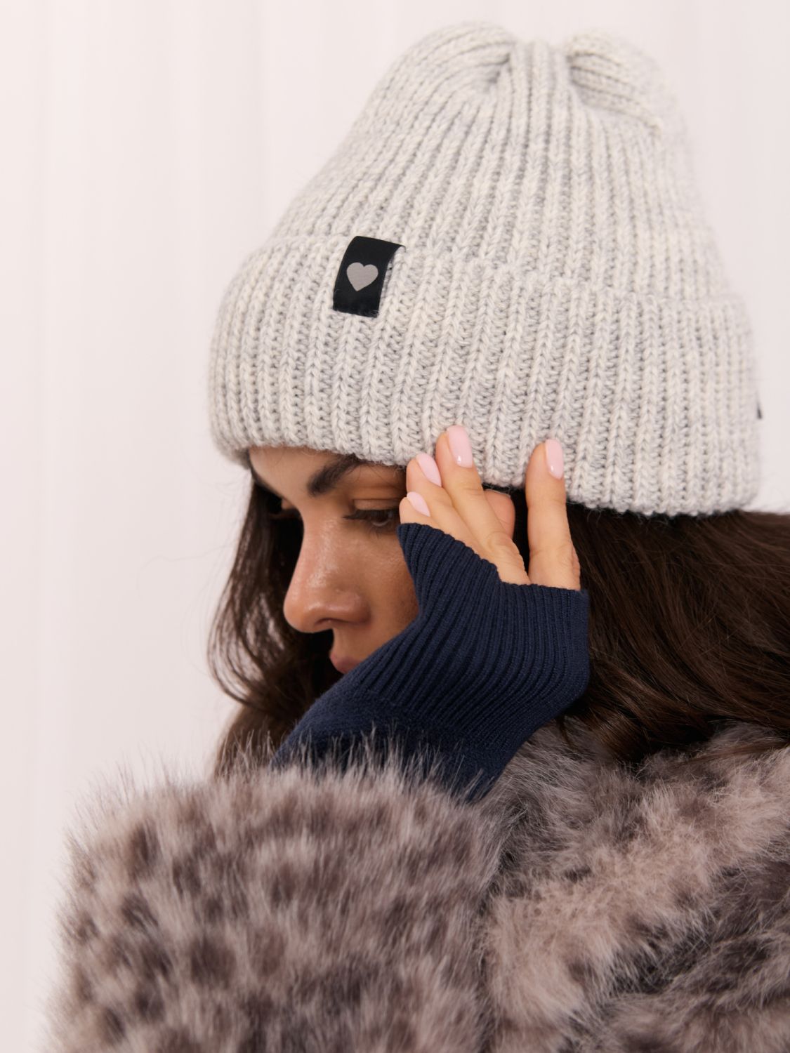 Graue Wintermütze mit Applikation