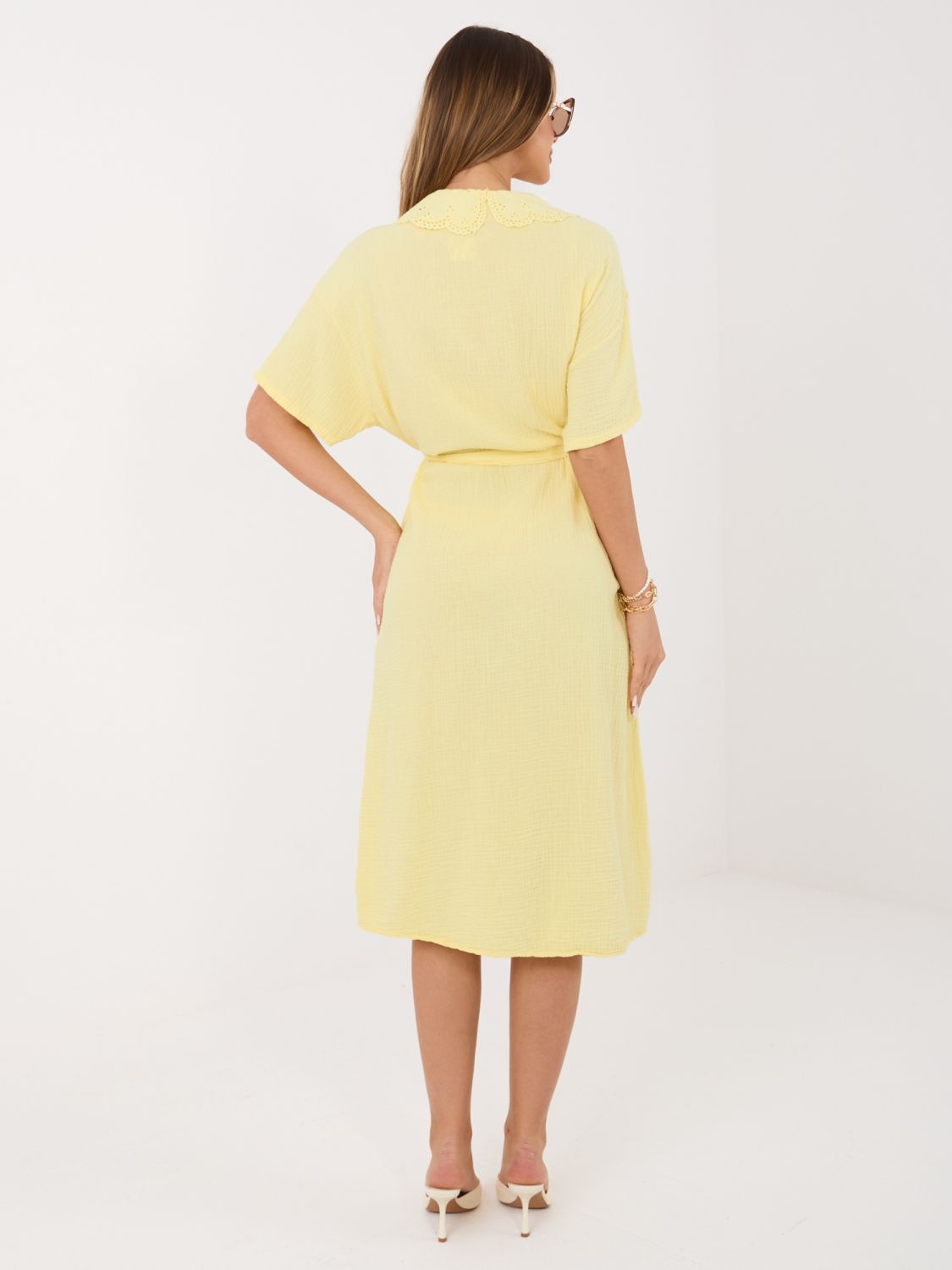 Gelbes ausgestelltes Midi-Kleid mit Gürtel und Taschen