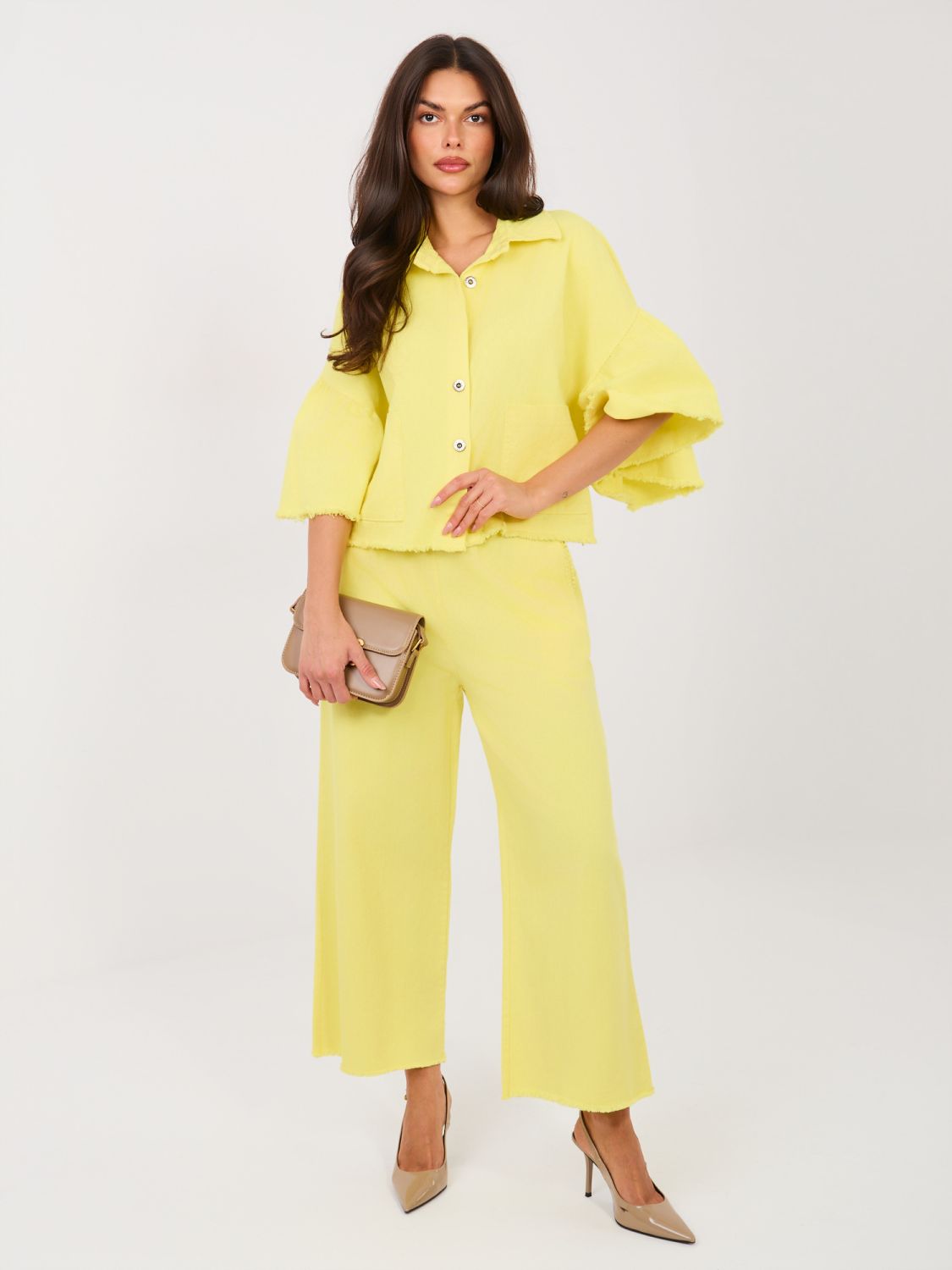 Kurze gelbe Jeansjacke mit Volant und 3/4-Ärmeln