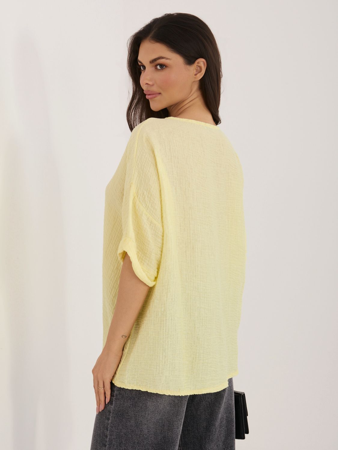 Gelbe Bluse mit V-Ausschnitt und kurzen Ärmeln