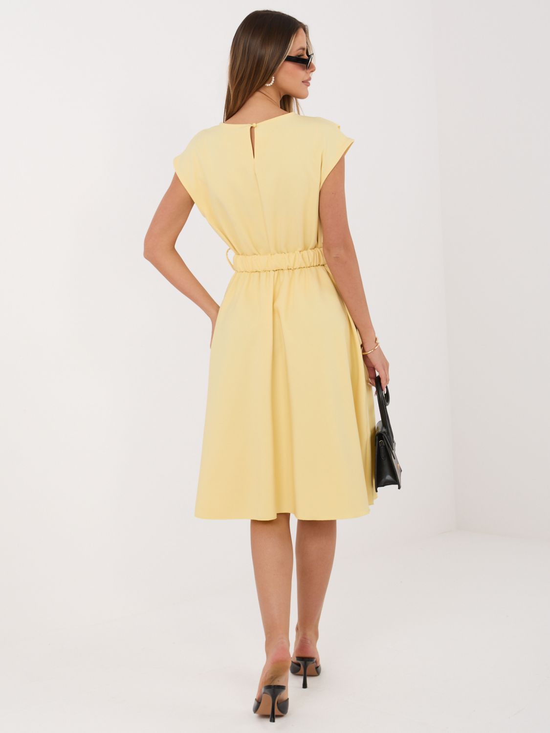 Gelbes ausgestelltes Midi-Kleid mit Gürtel