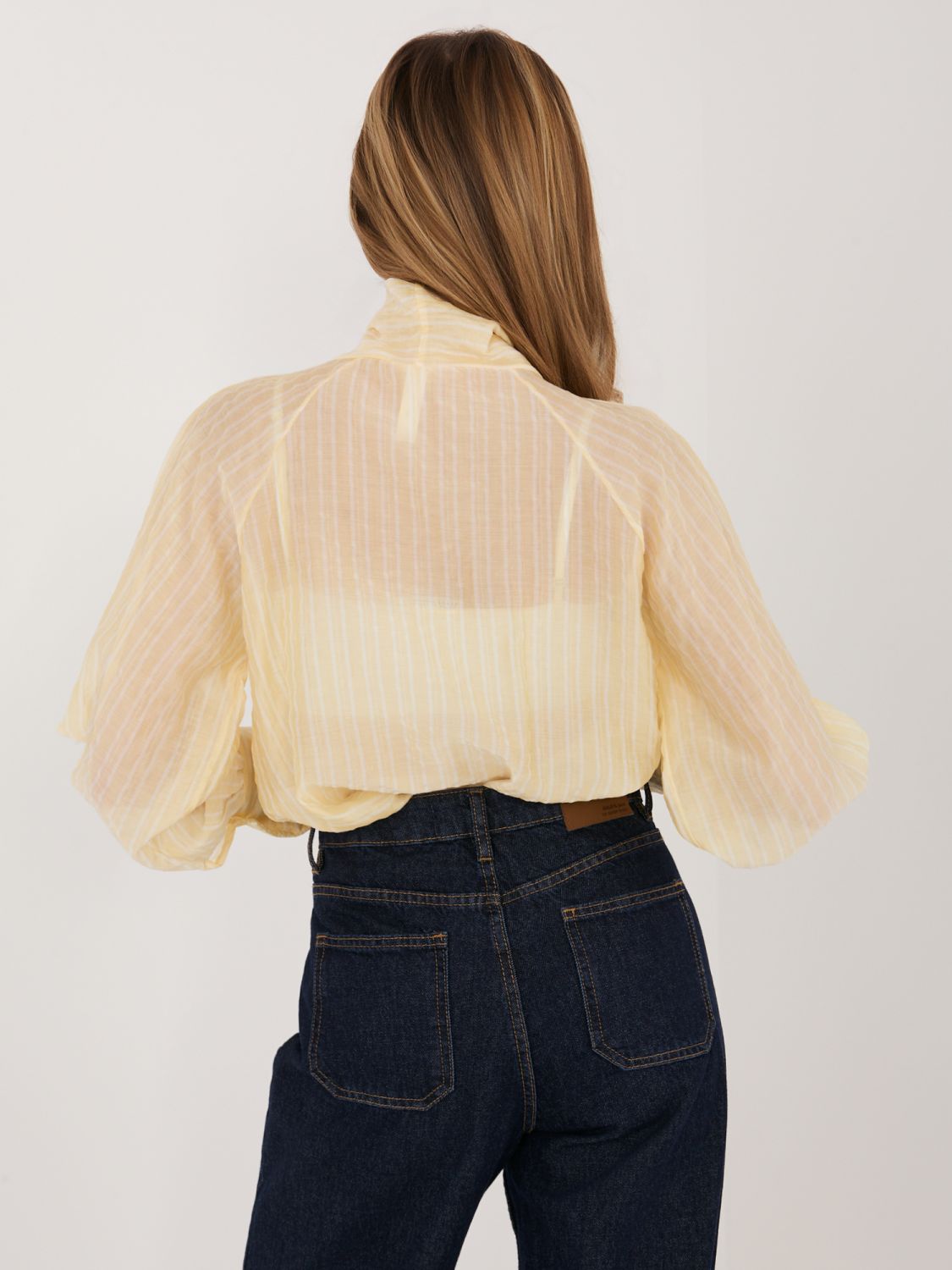 Gelbes gestreiftes Hemd mit Bindung