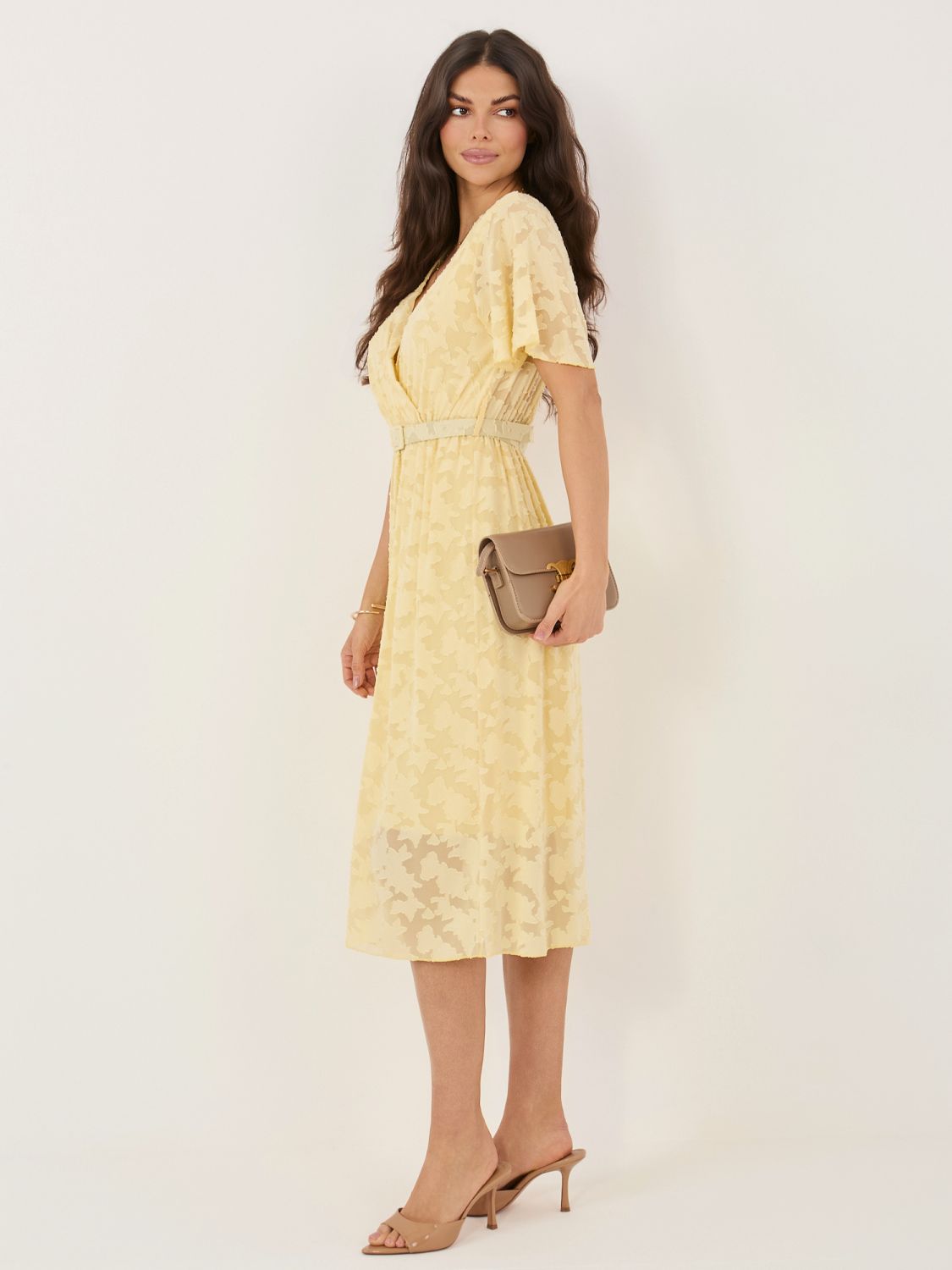 Gelbes ausgestelltes Midi-Kleid mit Gürtel