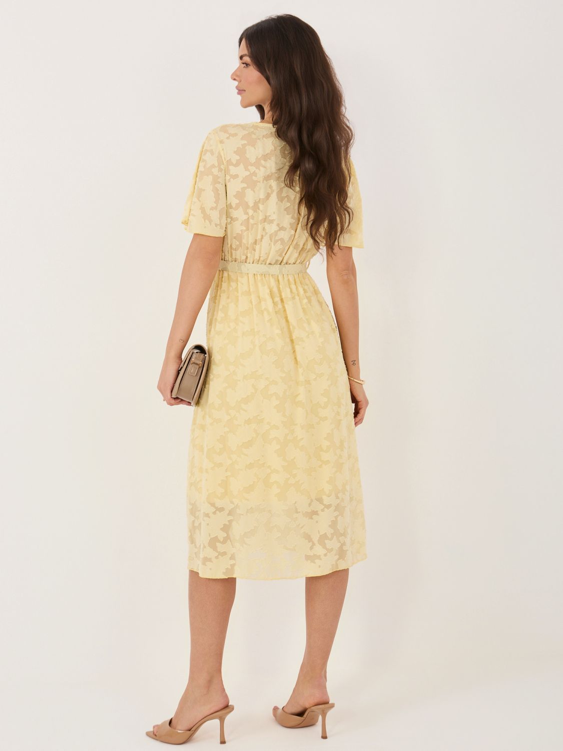 Gelbes ausgestelltes Midi-Kleid mit Gürtel